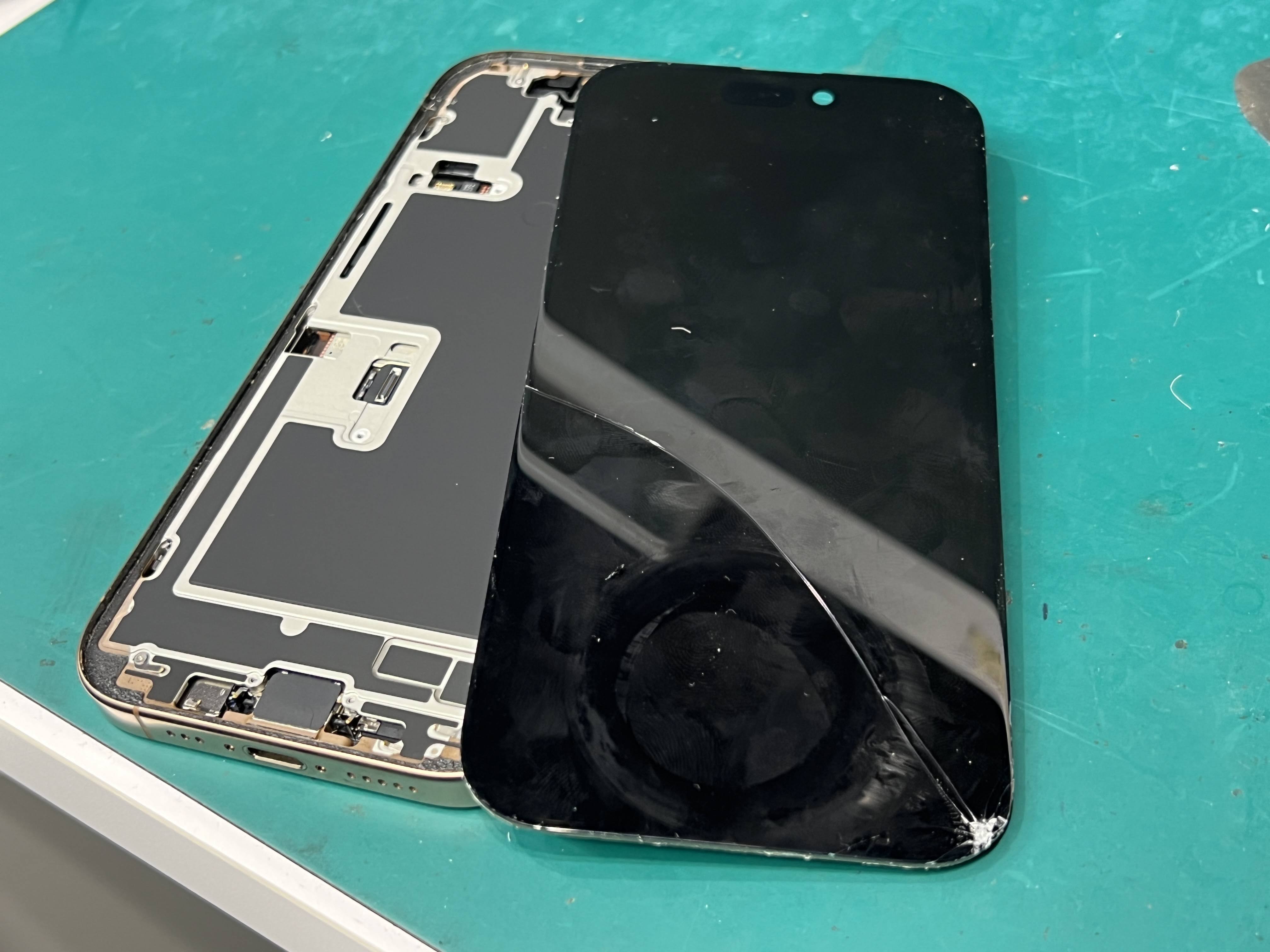 iPhone16Pro 画面が割れて黒くなる症状を修理｜ディスプレイ交換で即日改善
