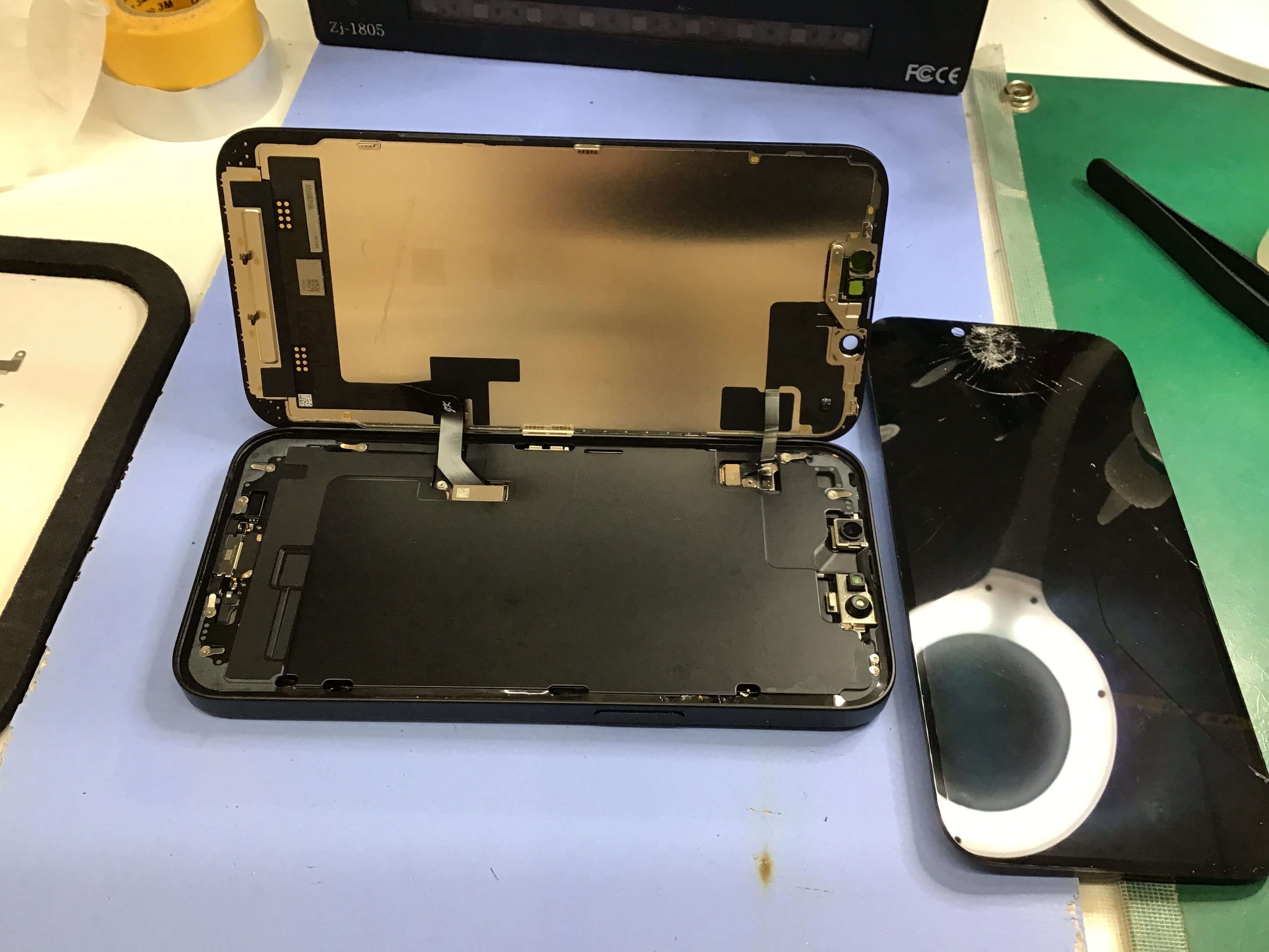 iPhone16eの液晶交換は、データそのまま・即日修理のスマホ修理工房京王聖蹟桜ヶ丘ショッピングセンターB館店へ！