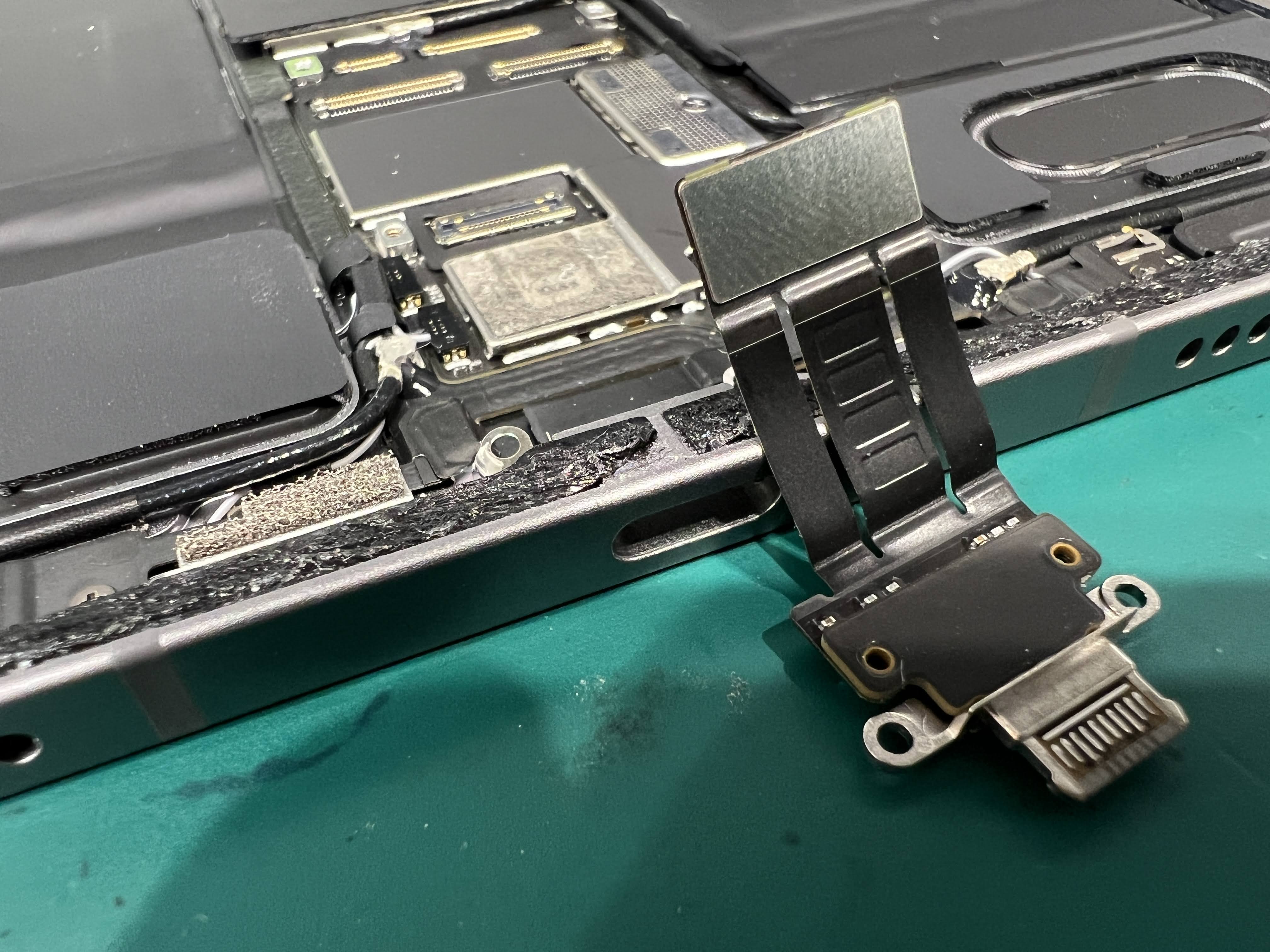 iPad Pro 11 第4世代 充電できない症状を修理｜コネクター交換で復旧