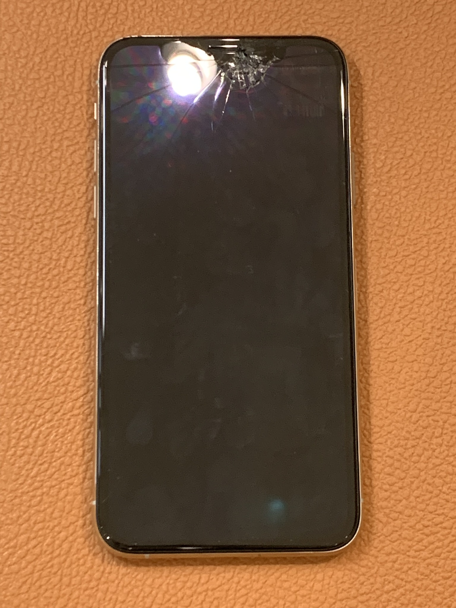 ガラスが割れてしまった iPhone XSの画面交換修理を承りました