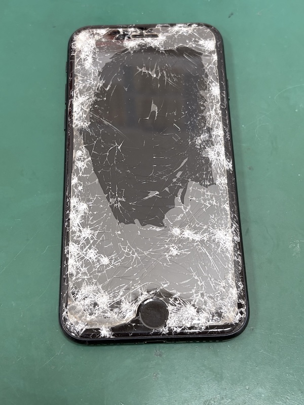 iPhoneSE3 バイクの走行中に落として画面が粉々に😰