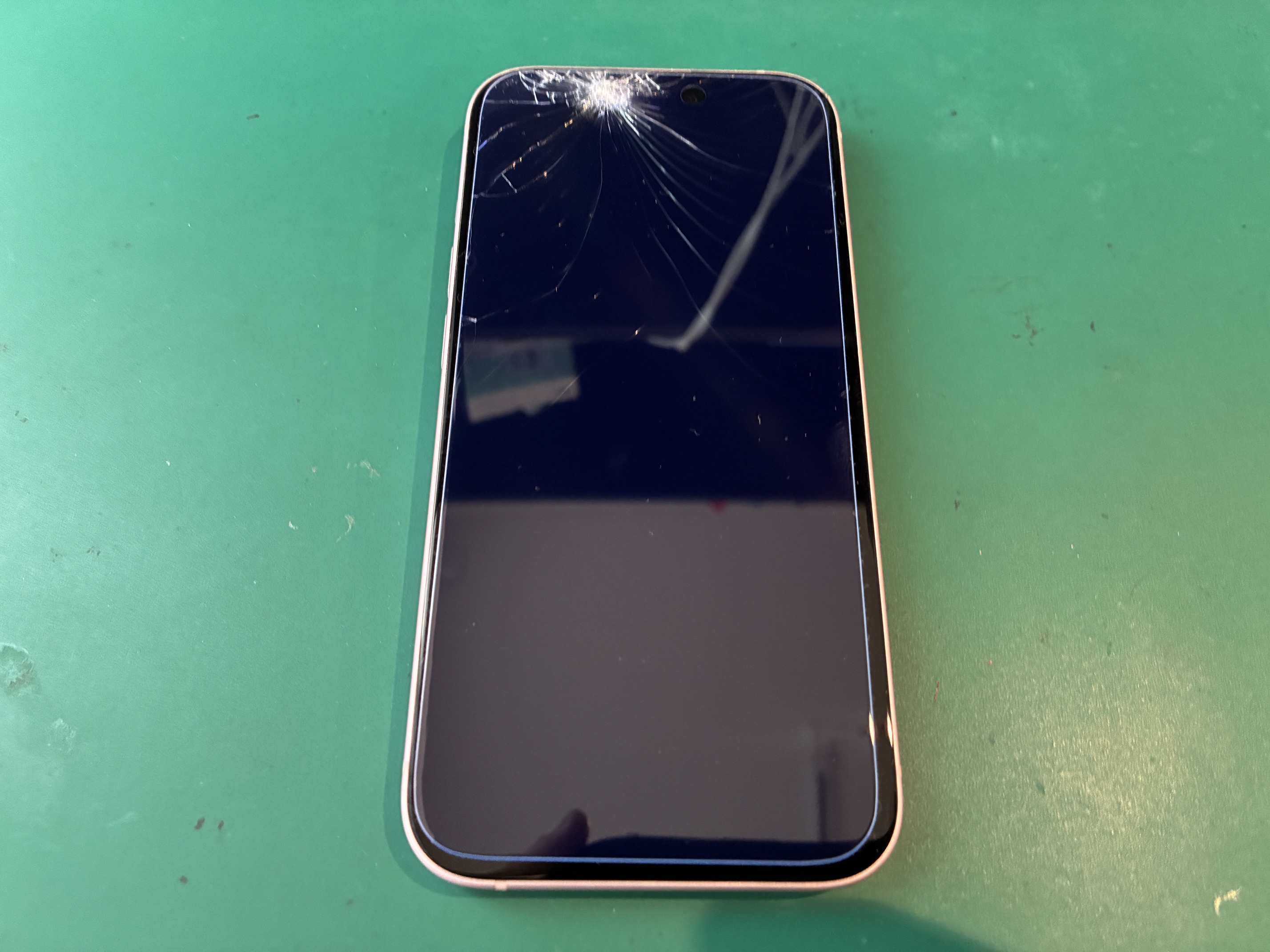 神戸市からお越しのお客様よりiPhone15の画面交換をご依頼いただきました！