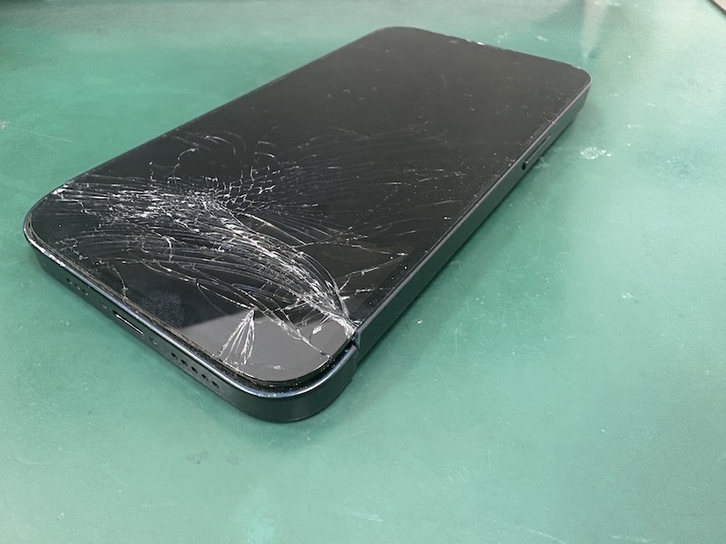 iPhone13 車の事故で端末が変形して起動ができない、、