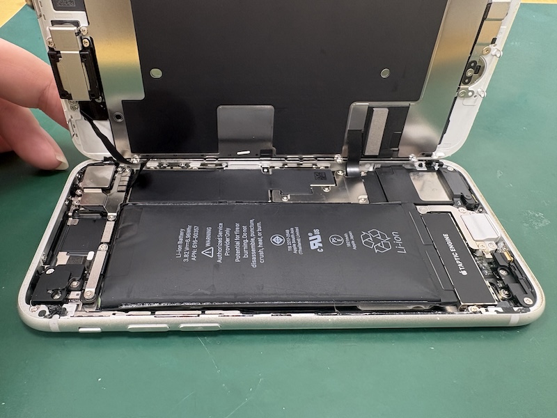 iPhone8 朝起きたら、画面を持ち上げるほど膨張していた、、！！