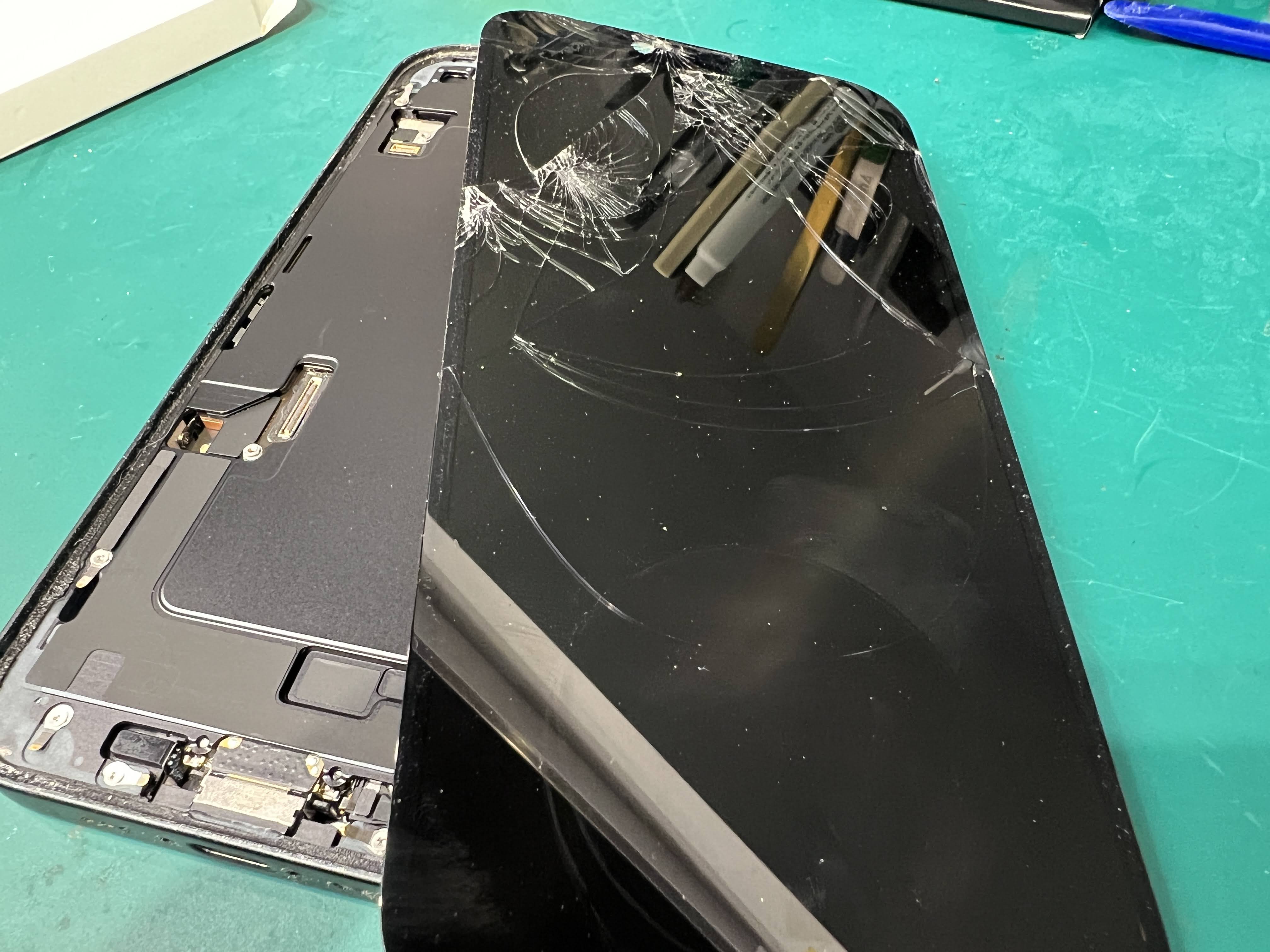 iPhone16e 落下による画面割れ修理｜重破損した液晶を即日交換