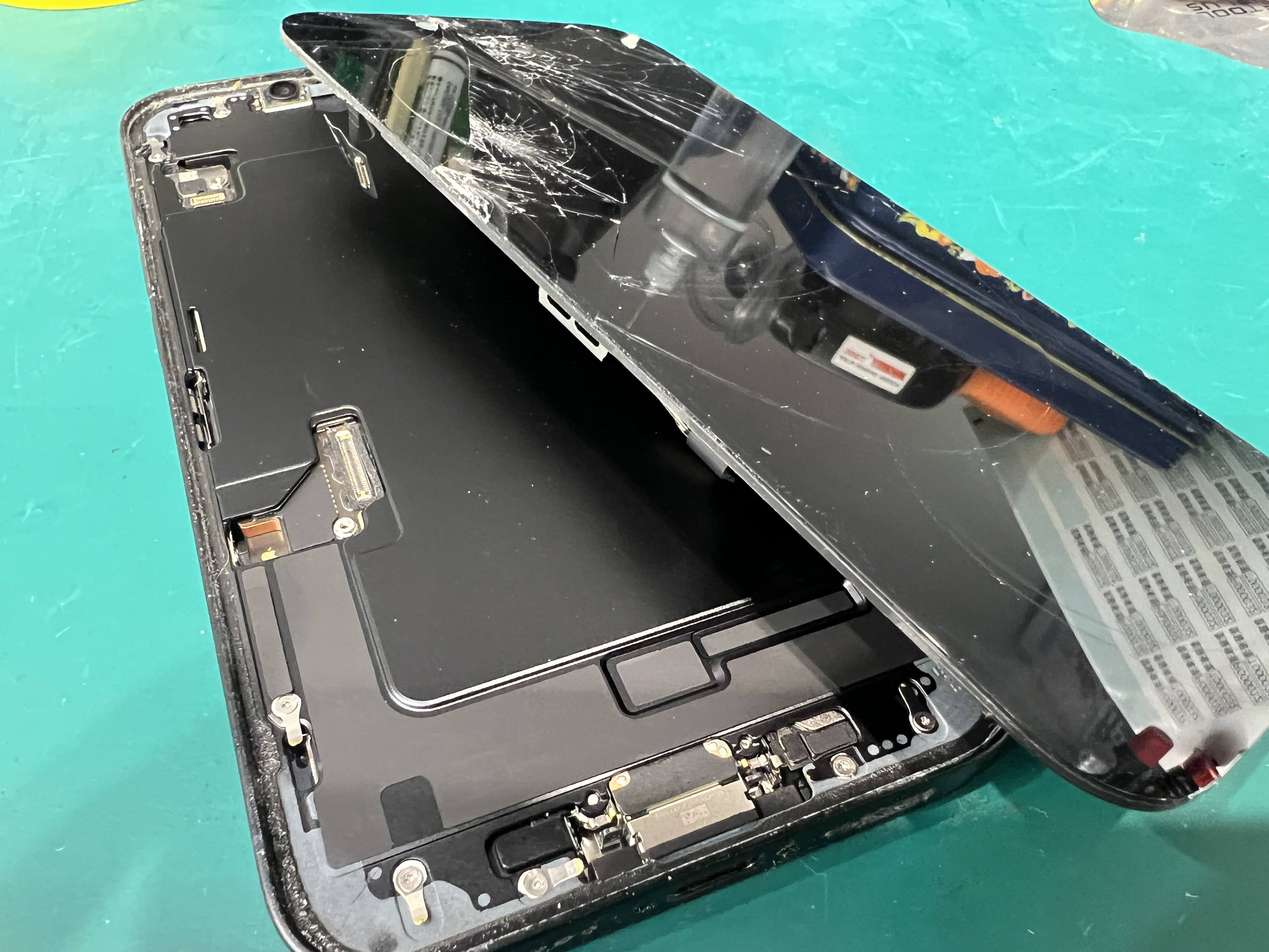 iPhone16e 画面割れ修理｜重度破損でもデータそのまま修理対応