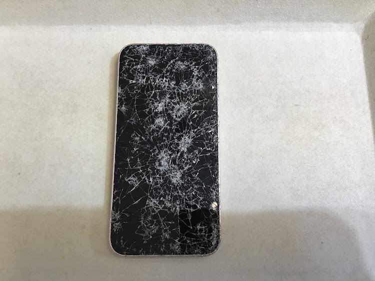 iPhoneの画面が割れた…電池の減りが早すぎる…そんなお悩み、スマホ修理工房が解決します！
