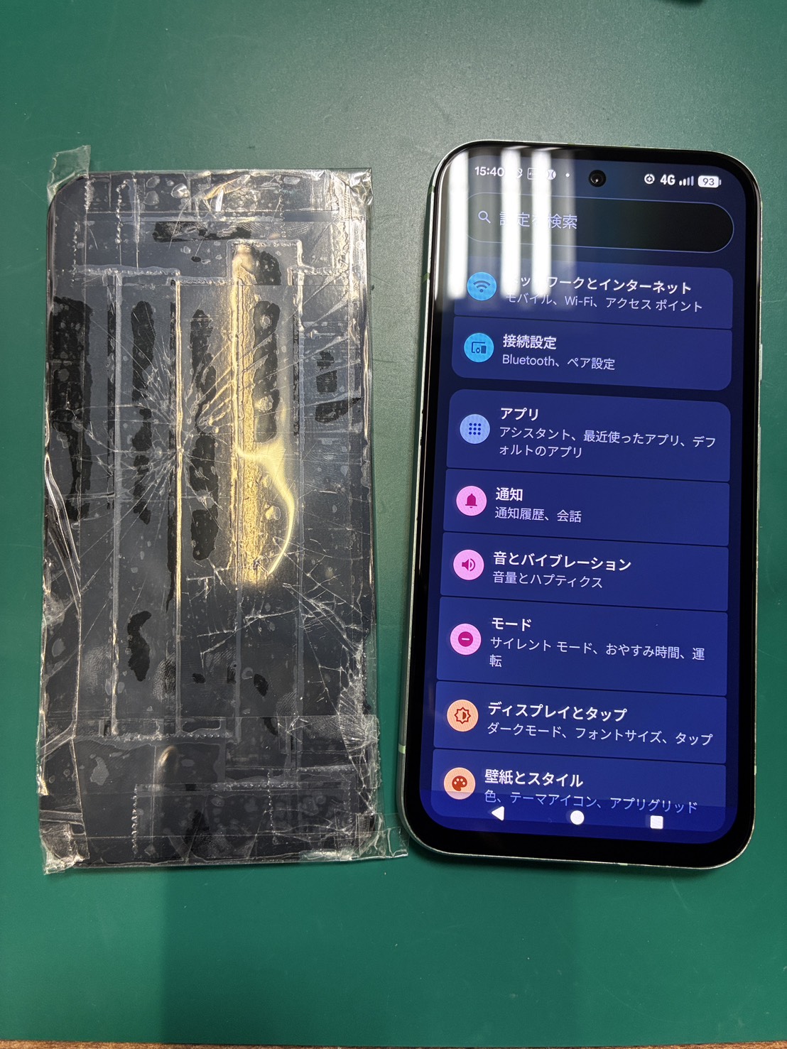 画面がバキバキに…　Pixel8a　画面交換【スマホ修理工房京王アートマン店】