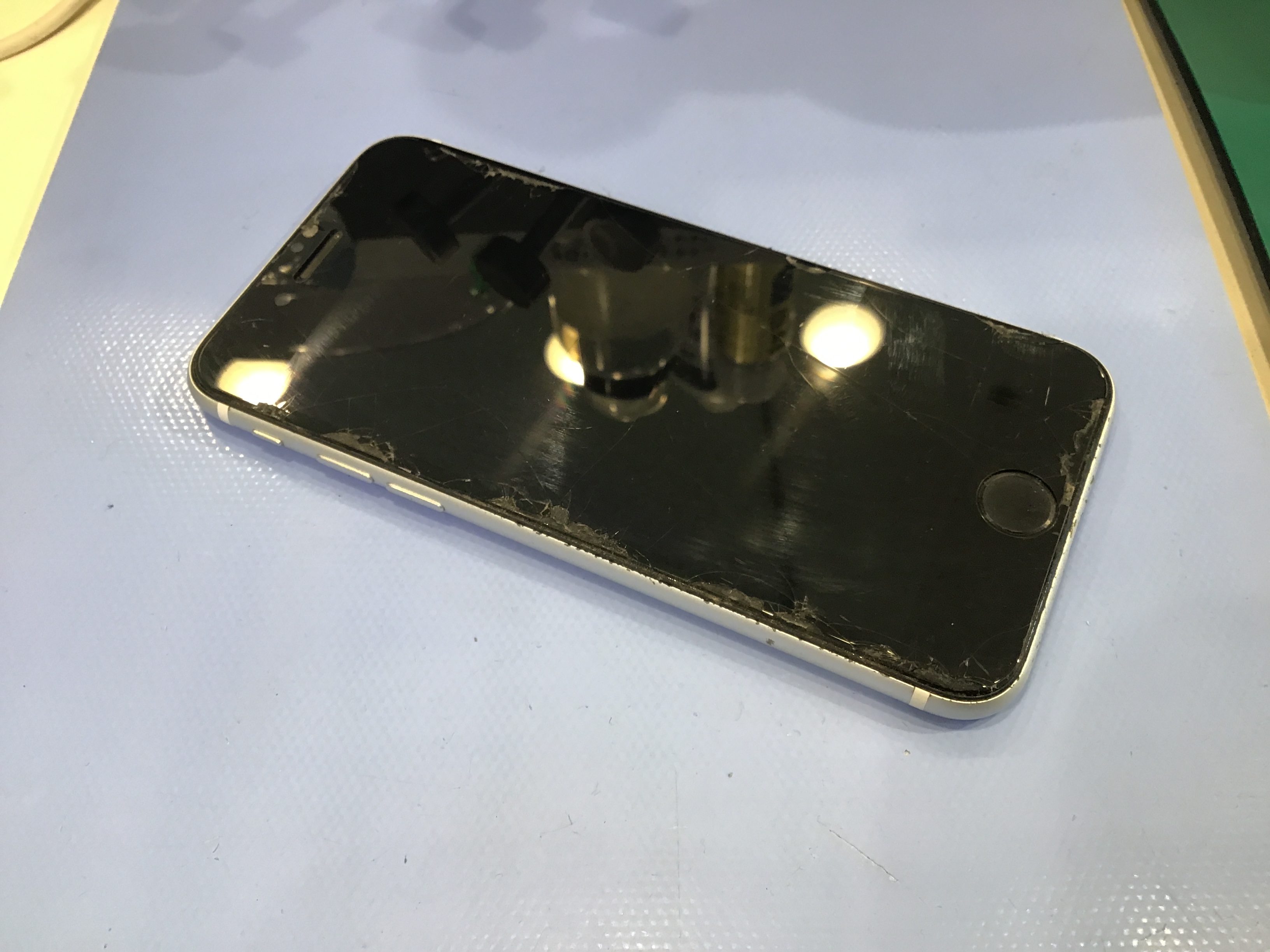 スマートフォンの画面割れ、そのままは危険です！！！