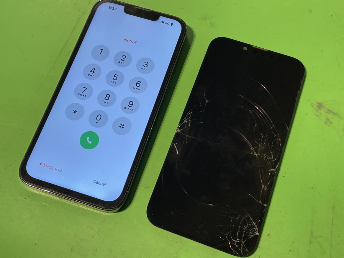 iPhone13Proの画面半分が映らない・ゴーストタッチを横浜関内で即日修理