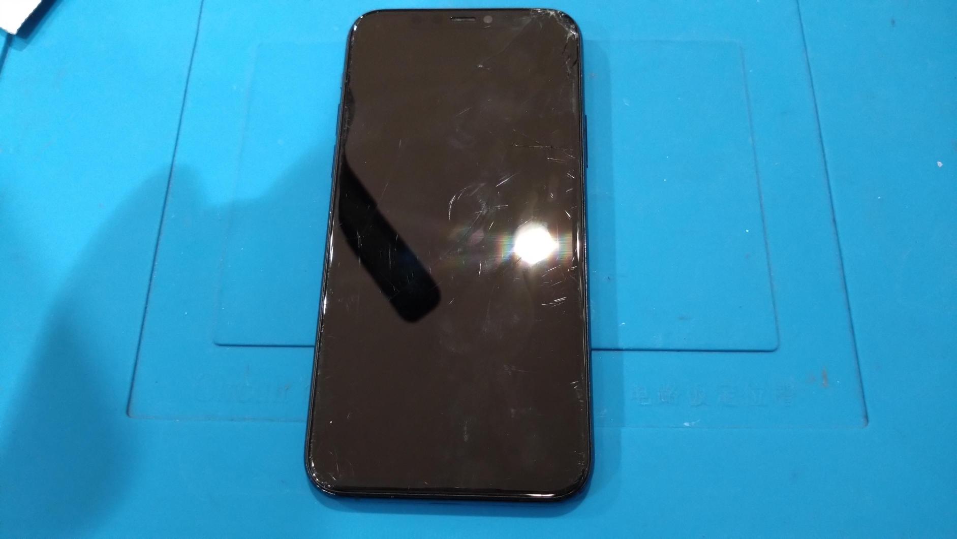 画面が割れて液晶が映らなくなってしまったiPhone 11（アイフォン）画面交換修理を承りました！