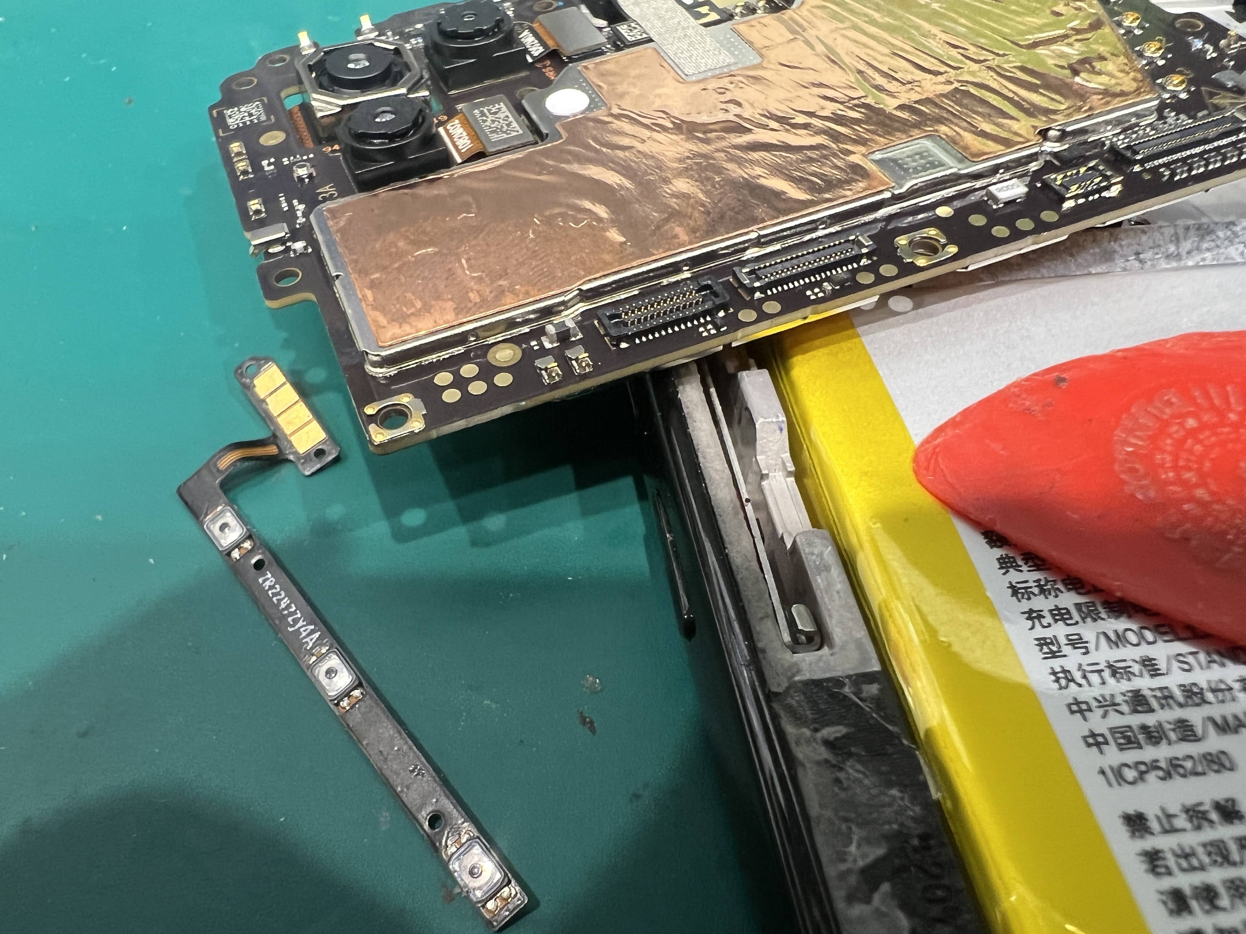 Libero 5G Ⅲ ロゴループ症状を修理｜電源ボタン復旧作業で改善