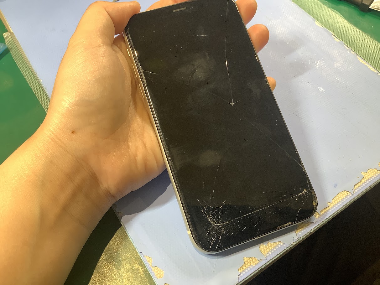 iPhoneXRの画面交換ならデータをそのまま・最短即日修理のスマホ修理工房◯店へ！