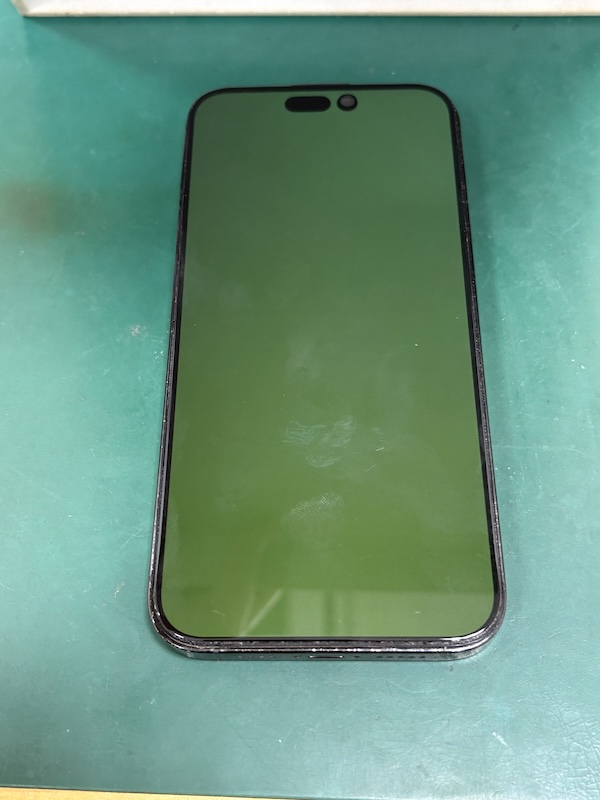 iPhone14ProMax 端末落として画面が緑色になった！！？？
