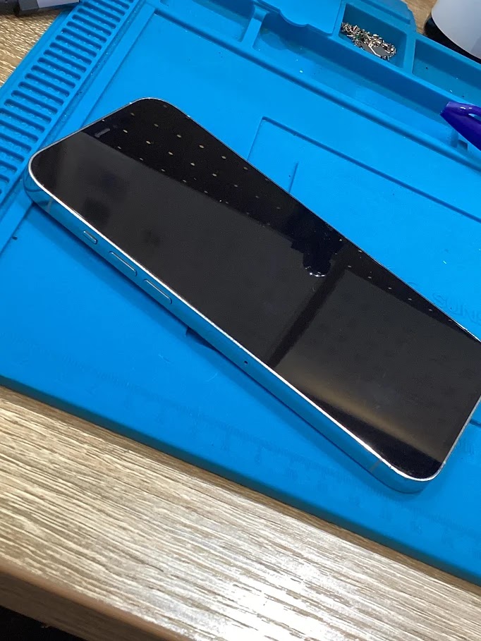 iPhone12Proの画面交換ならデータをそのまま・最短即日修理のスマホ修理工房ラザウォーク甲斐双葉店へ