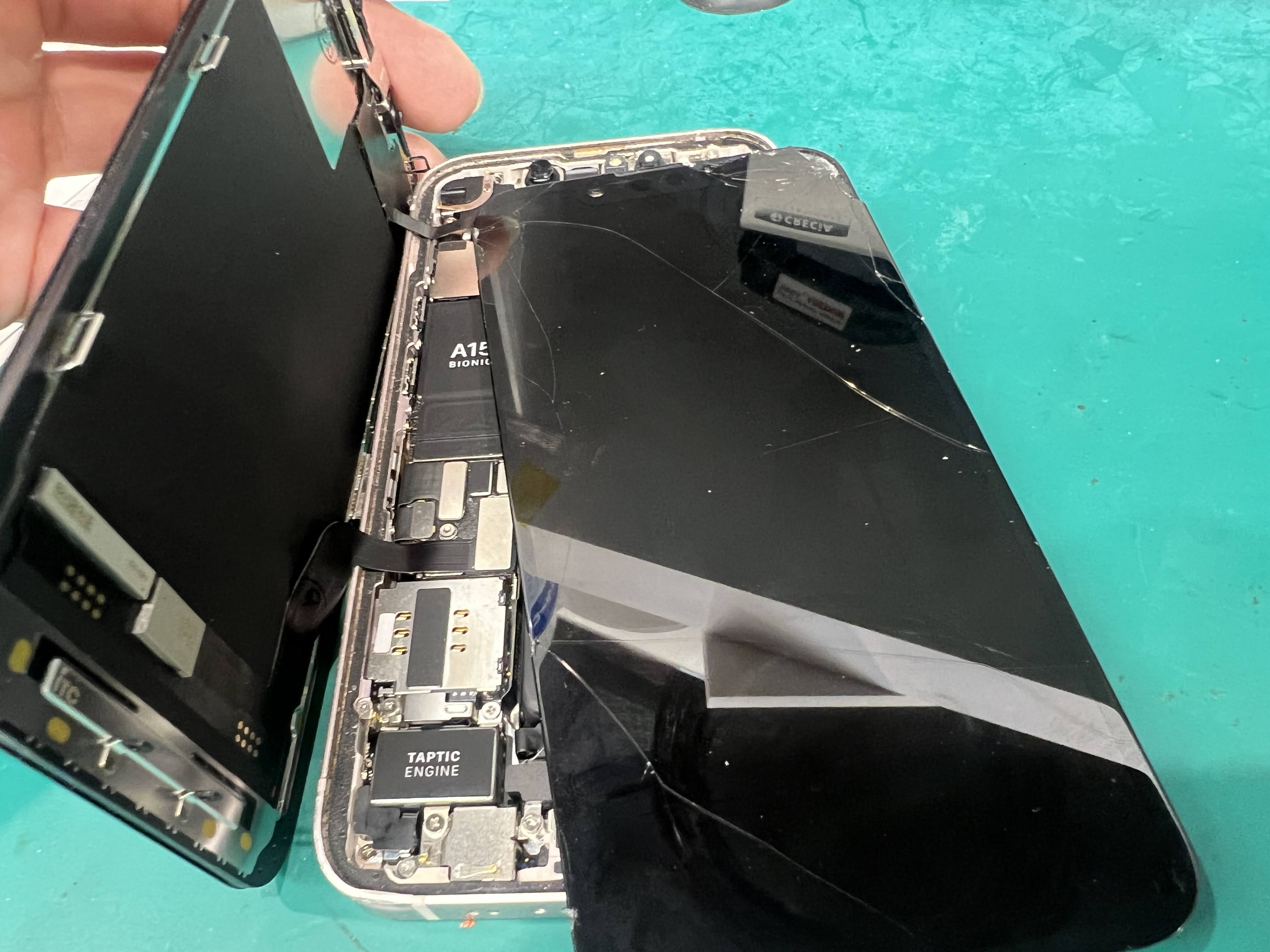 iPhone13mini 画面割れでタッチ暴走｜液晶交換修理で改善
