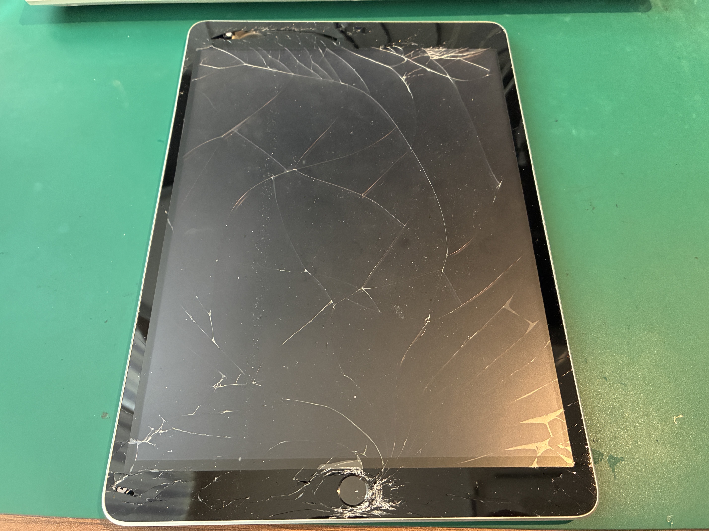 神戸市からお越しのお客様よりiPad9のガラス交換をご依頼いただきました！