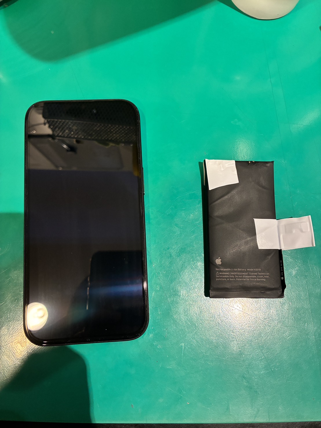 iPhone15 膨張したバッテリーの修理もお任せください！！