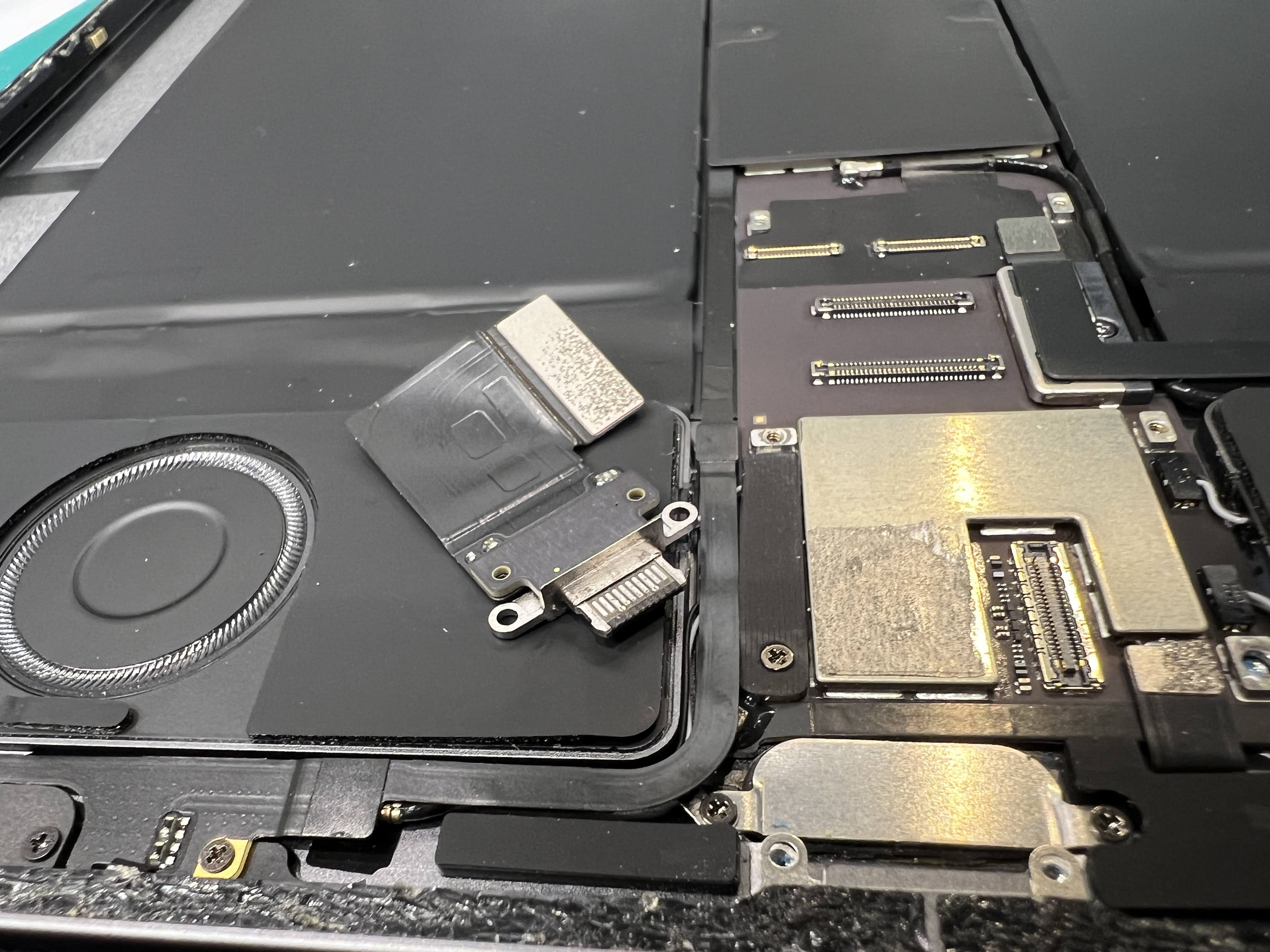 iPad Pro 12.9 第3世代 充電できない症状を修理｜充電コネクター交換で改善
