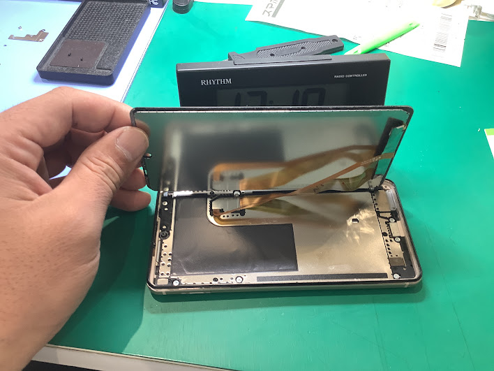 AQUOSsense4の画面交換ならデータをそのまま・最短即日修理のスマホ修理工房西八王子店へ