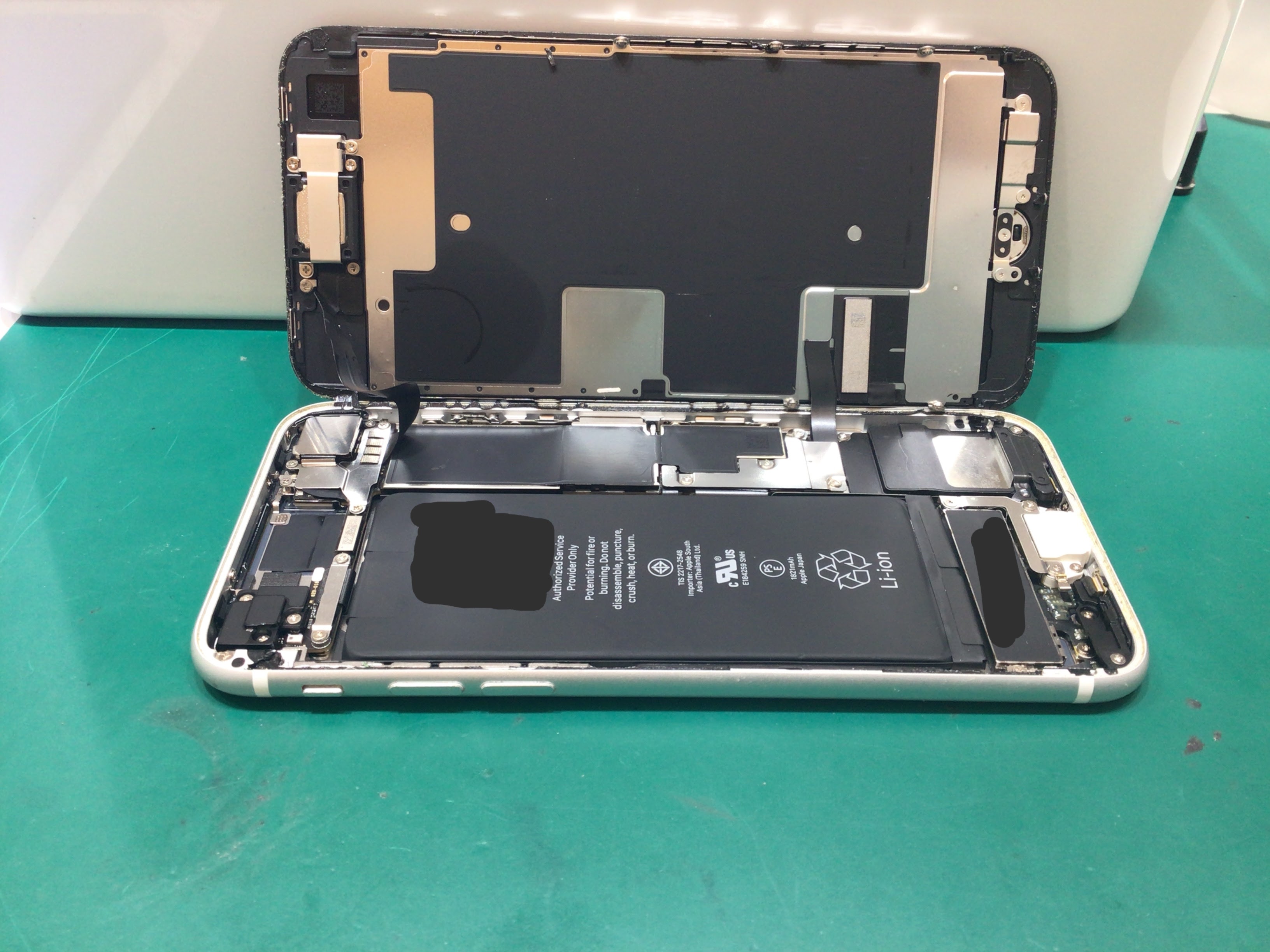 【スマホ修理工房イーアス高尾】iPhoneSE2のバッテリー交換（データそのまま！）｜電池がすぐ減る症状を最短60分で改善