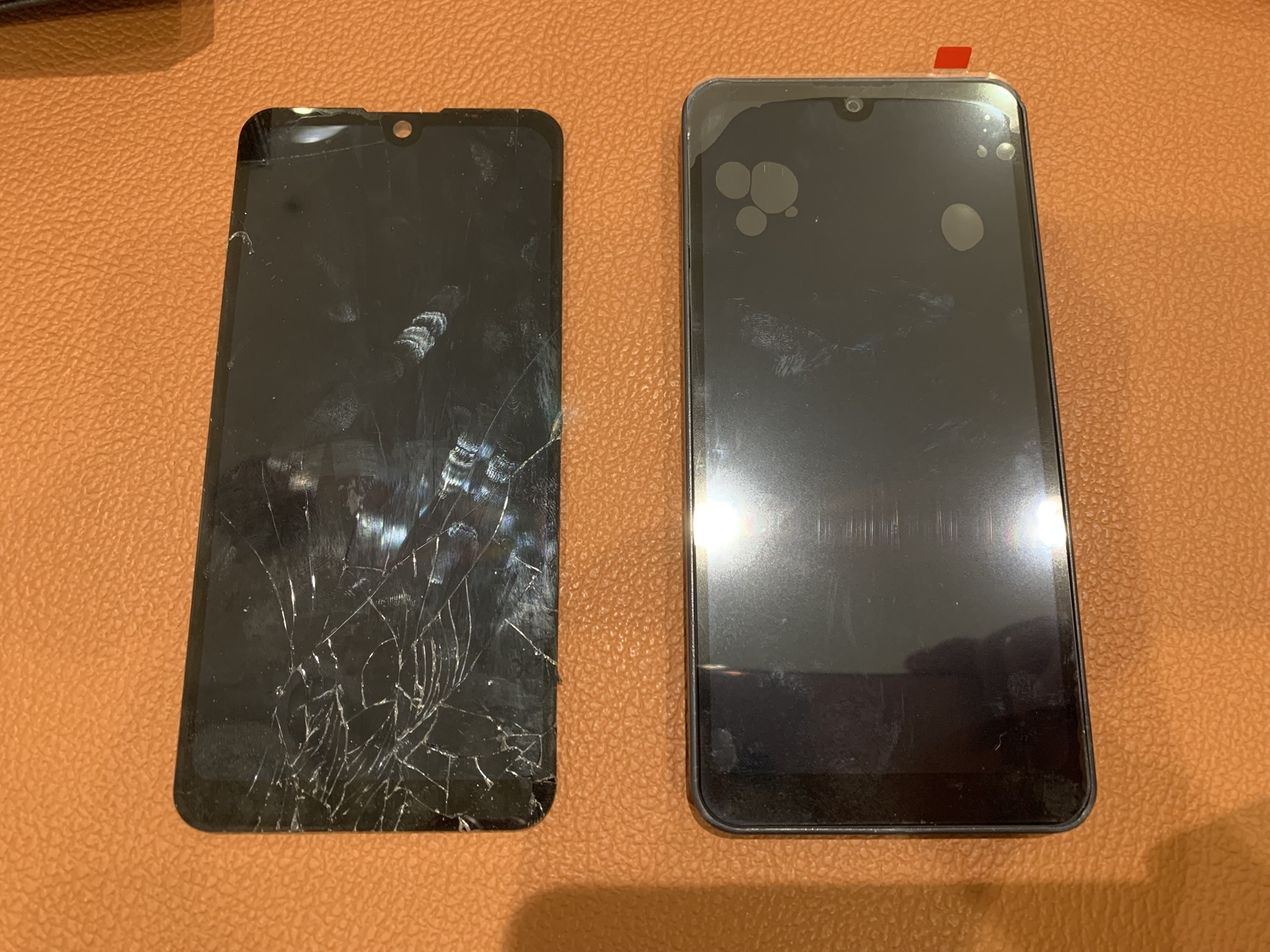 ガラスが割れてしまったAQUOS wish3の画面交換修理を承りました
