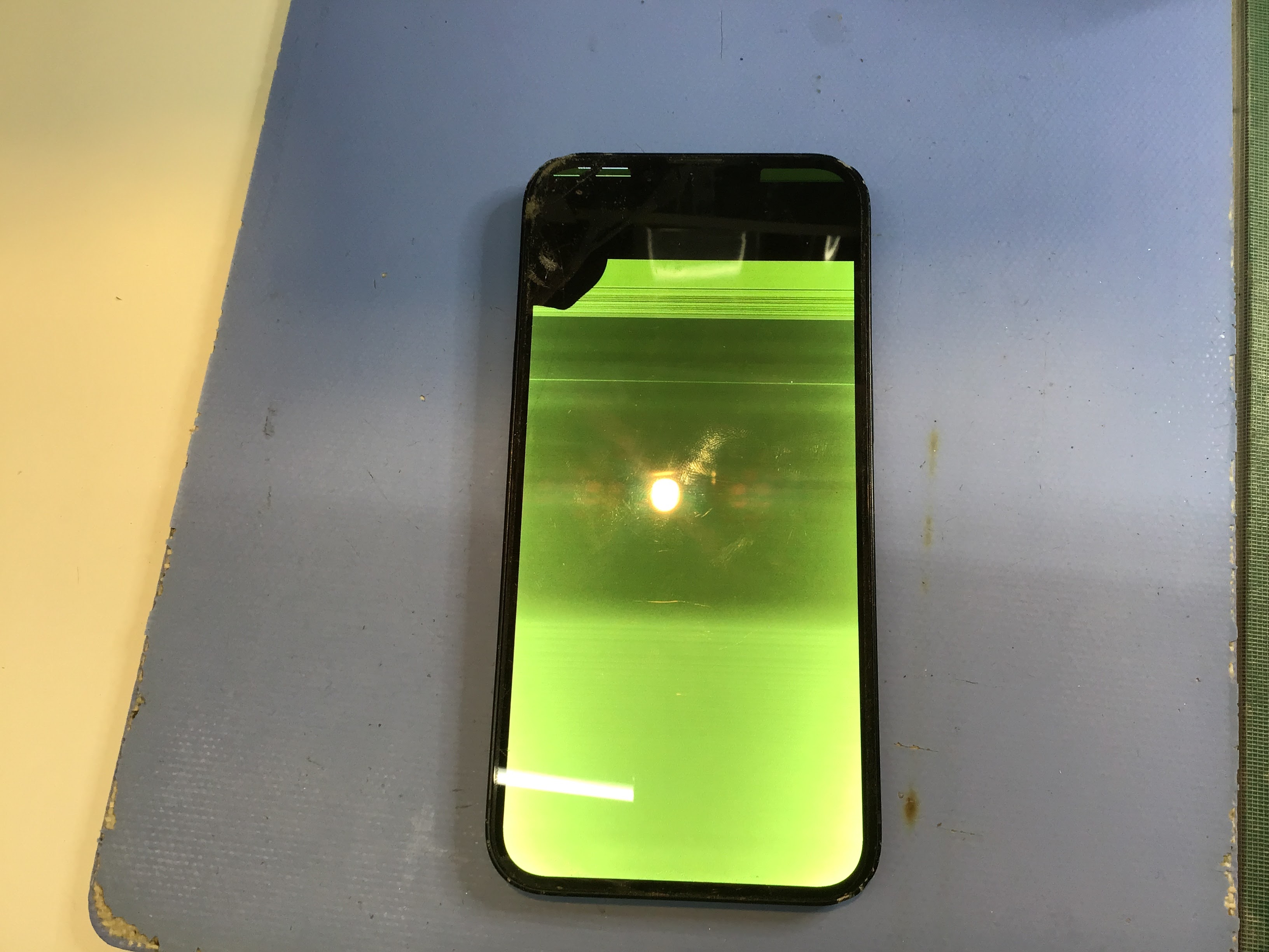 【iPhone修理】画面が緑色に…？重度の液晶破損も即日修理で解決！