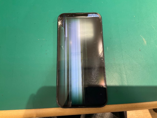 iPhone14　画面が割れて液晶表示がおかしいということで液晶パネル交換修理を行いました！　スマホ修理工房新狭山店