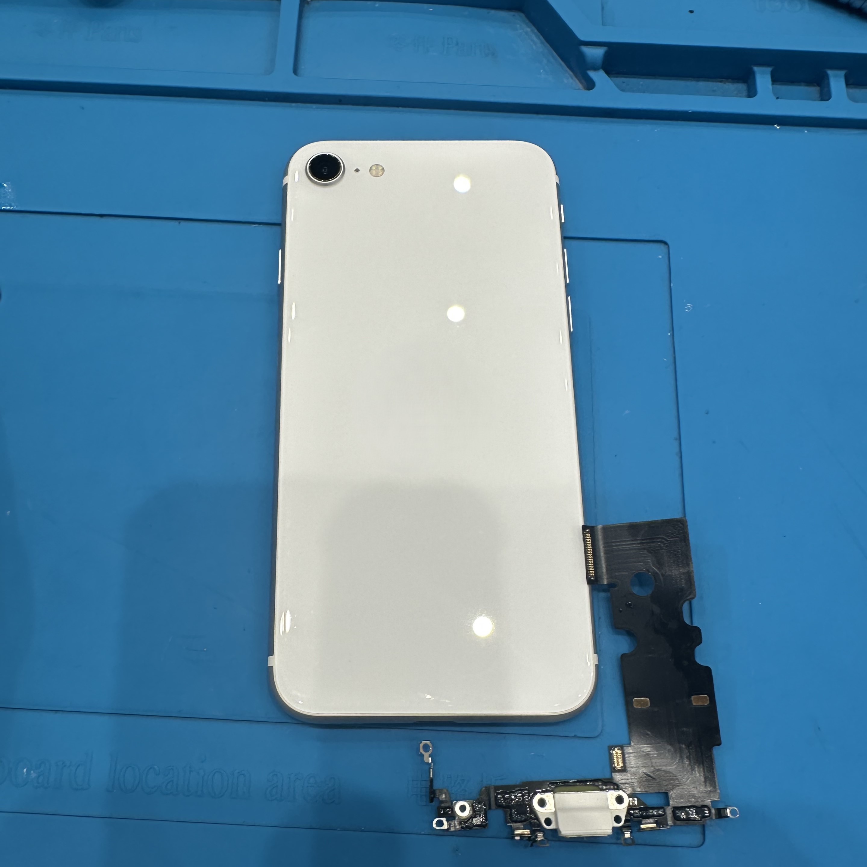 iPhone SE2（アイフォン）の充電コネクタ交換はスマホ修理工房イオンモール福岡店で即日修理可能です！