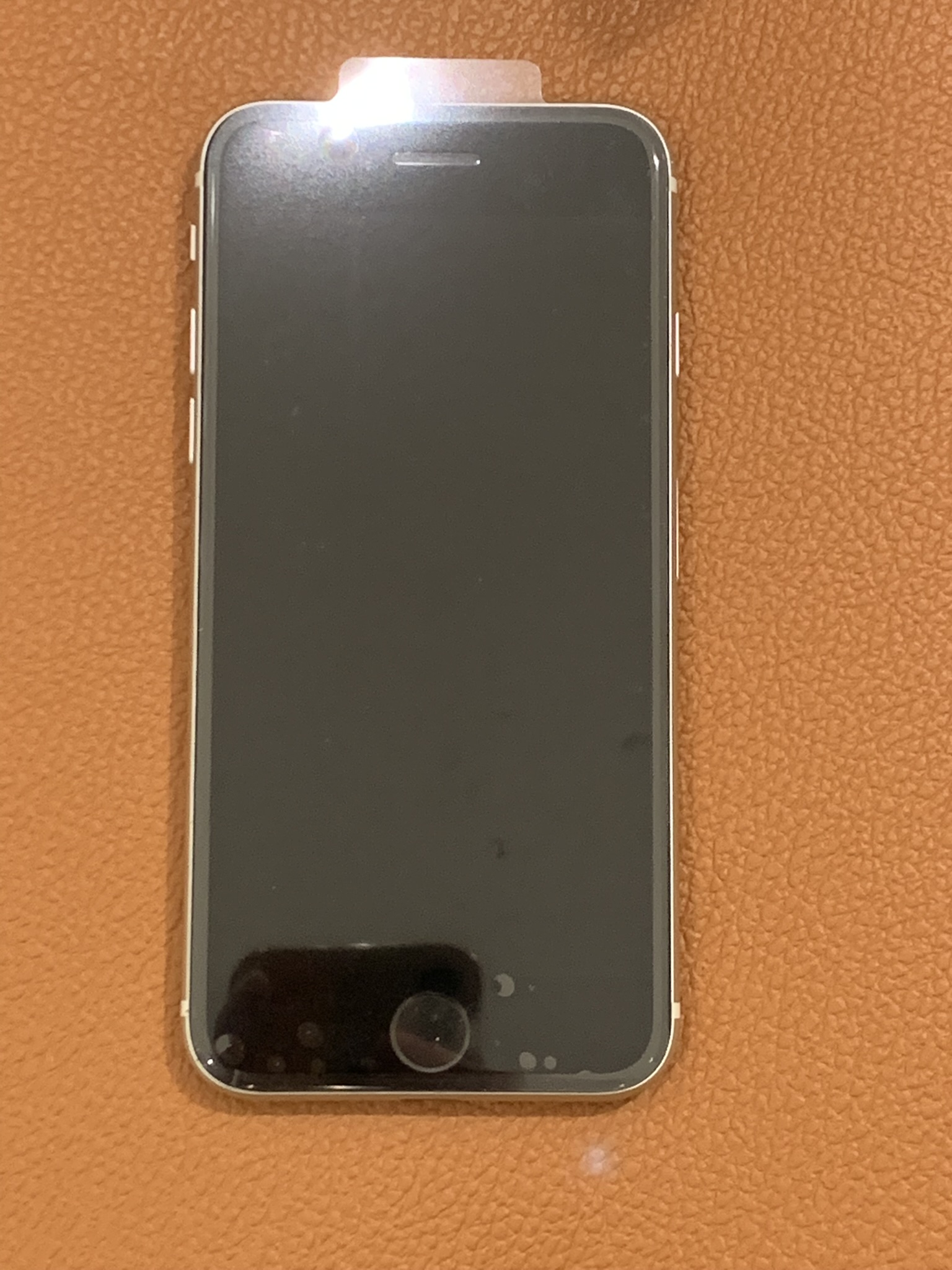 画面が割れてしまったiPhoneSE3（アイフォン）バッテリー交換を承りました！！