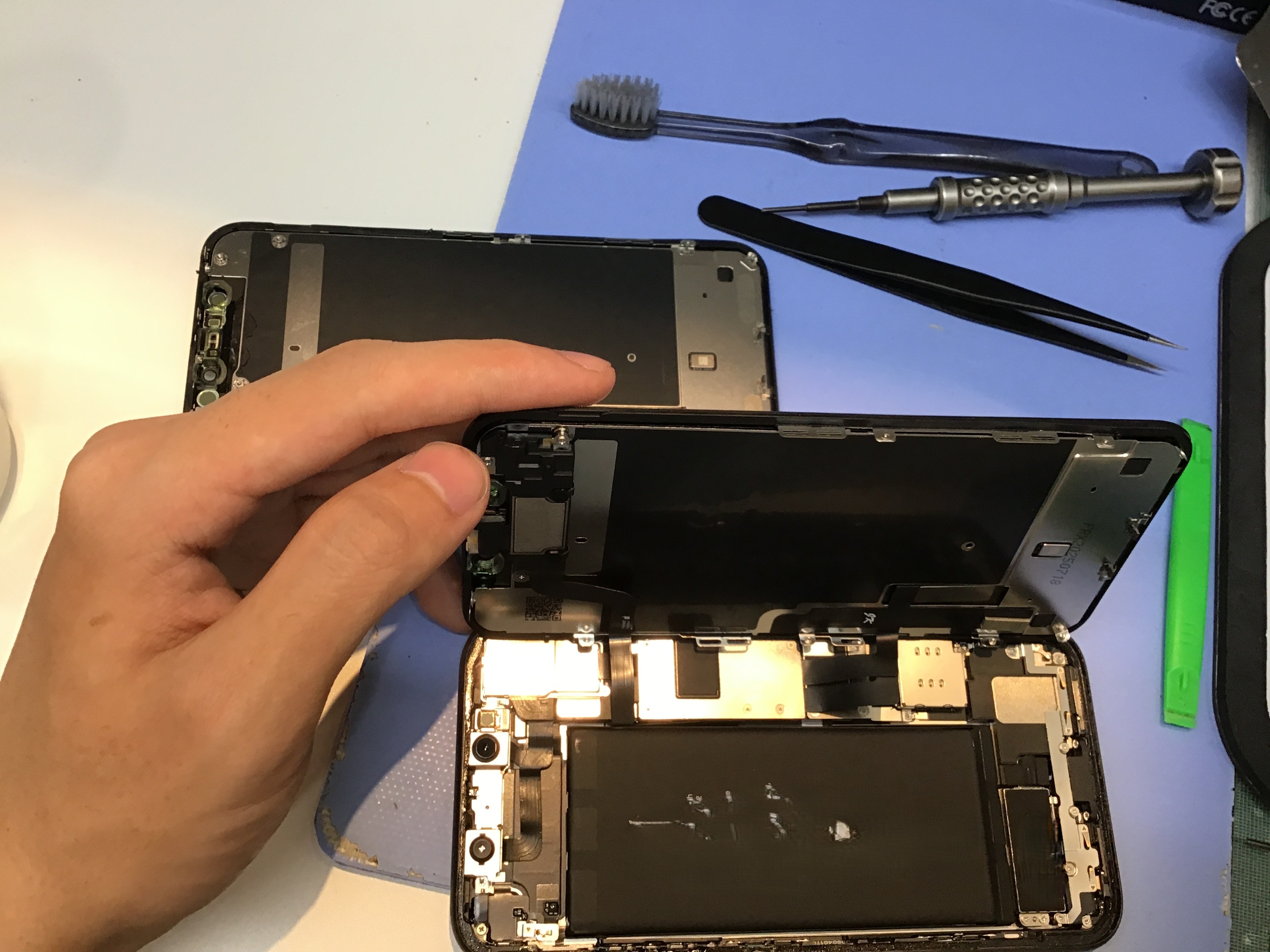 落としてしまって画面割れ！そんな時はスマホ修理工房グランデュオ蒲田店で修理を承っております！