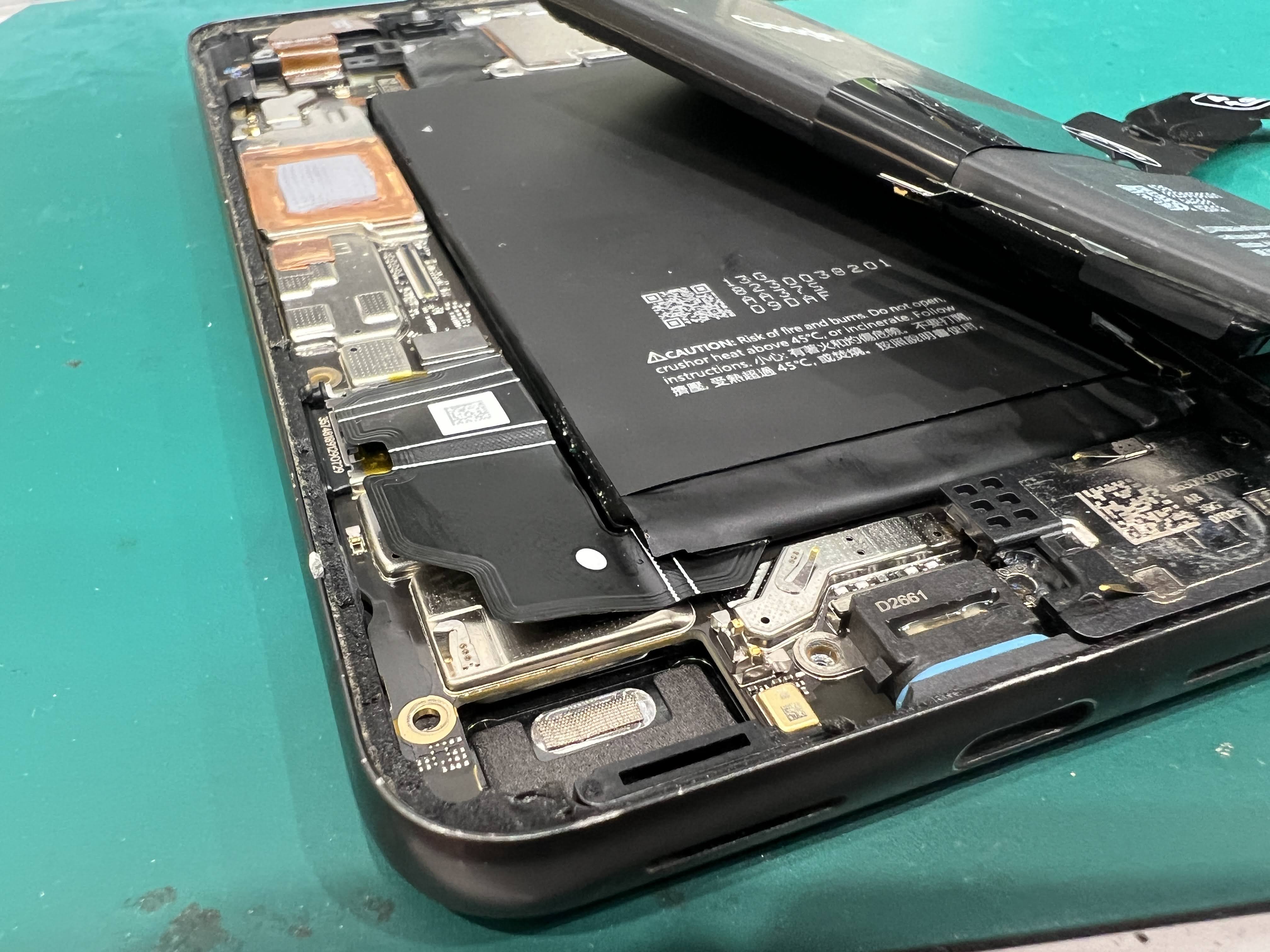 Pixel8 バッテリー膨張による交換修理事例