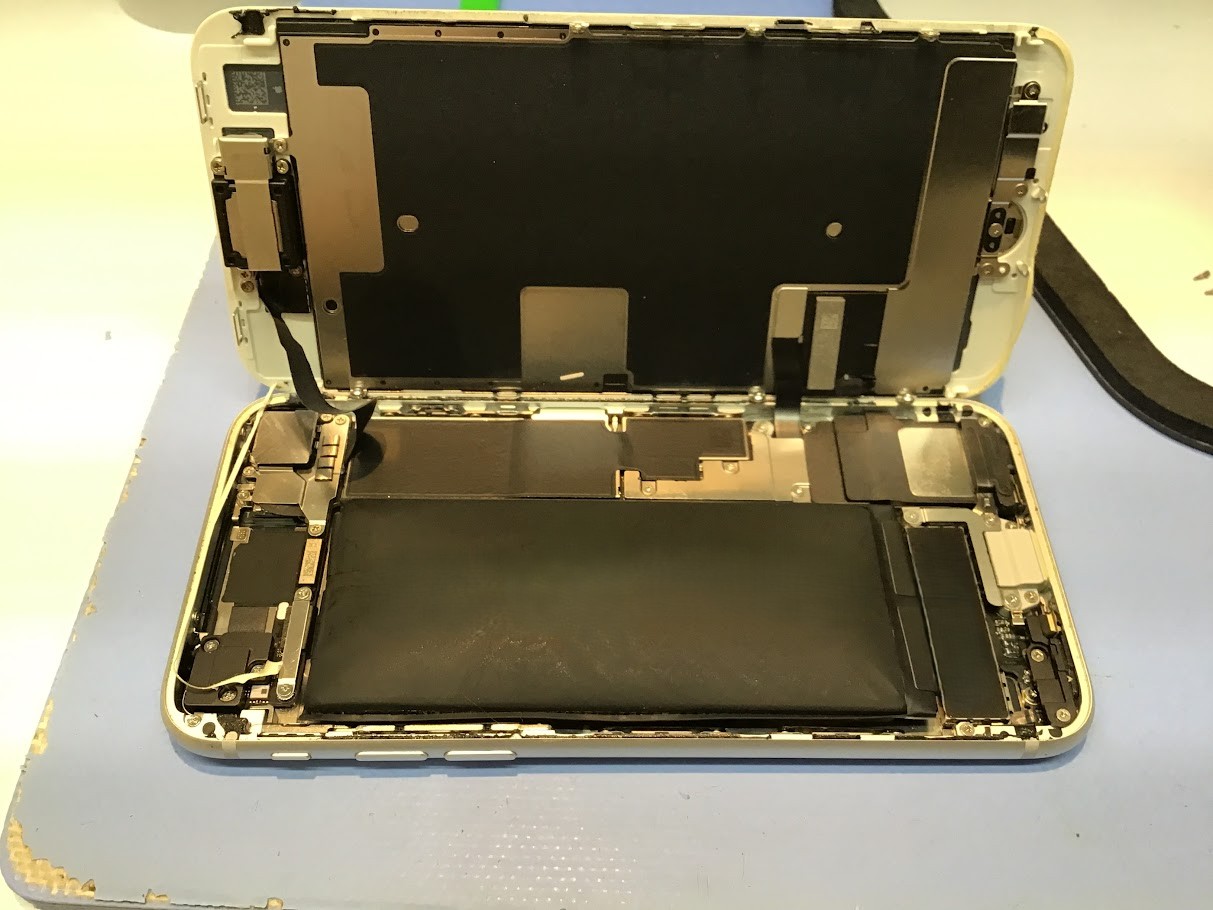 iPhone8のバッテリー交換は、データそのまま・即日修理のスマホ修理工房　中野ブロードウェイ店へ！
