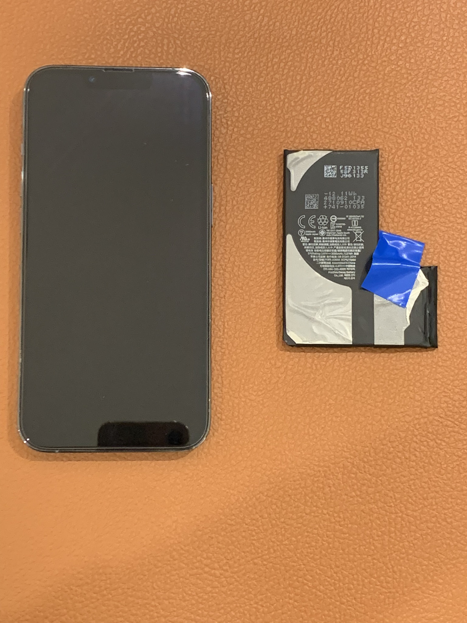 画面が割れてしまったiPhone13Pro（アイフォン）バッテリー交換を承りました！！