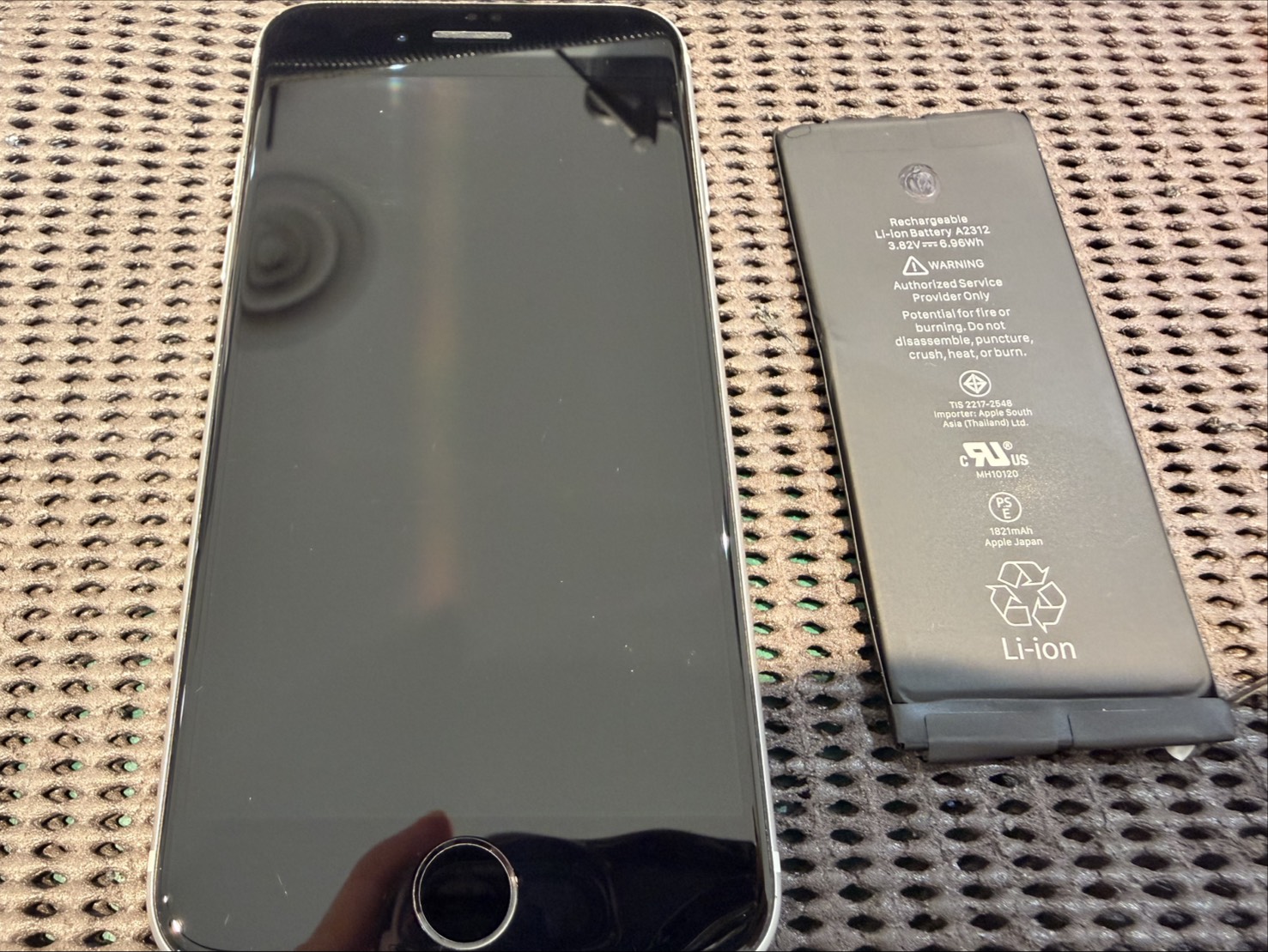 iPhoneSE2のバッテリー交換を行いました！　-スマホ修理工房浦和パルコ店-