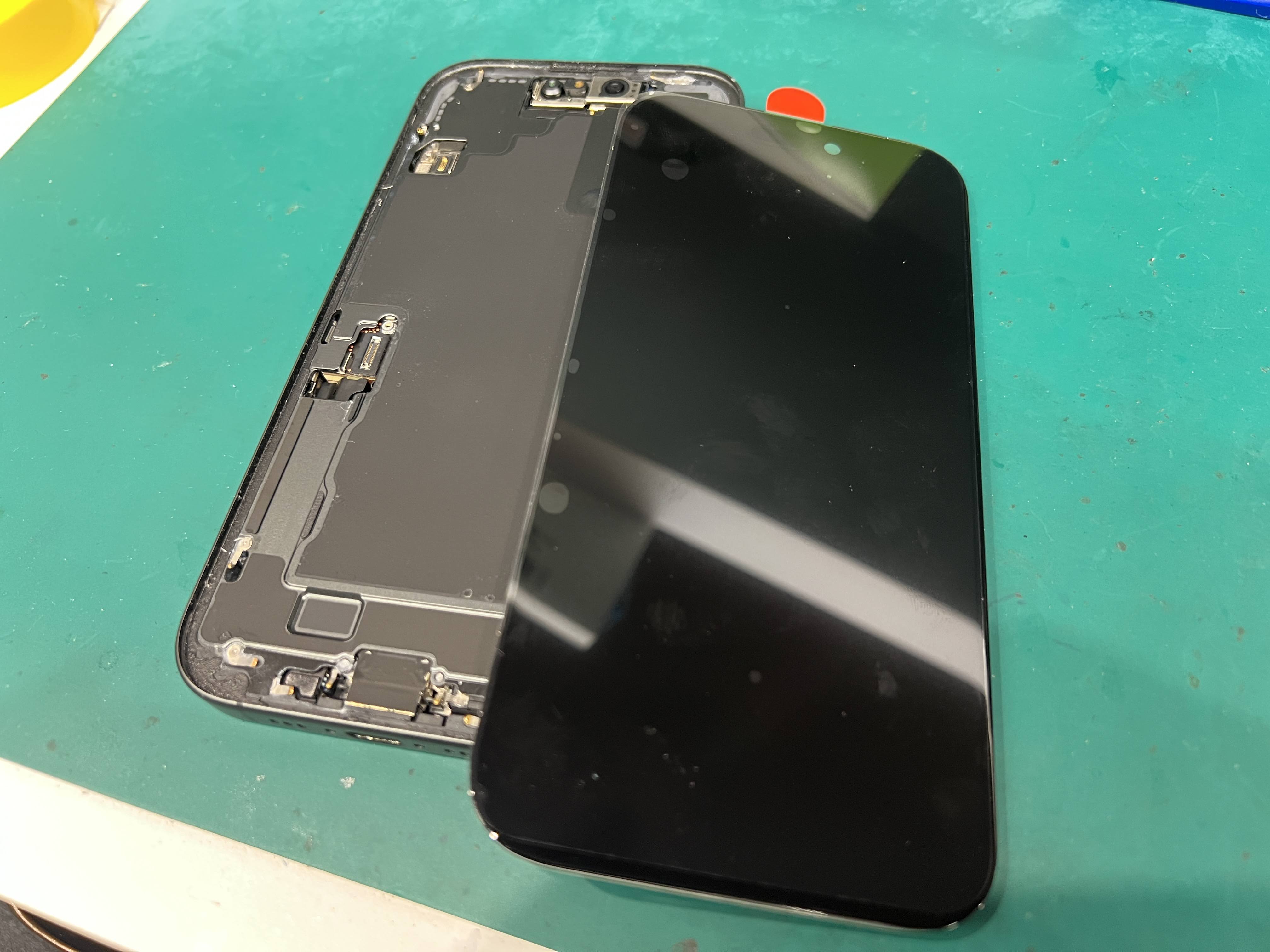iPhone17 画面交換（重破損）のご依頼