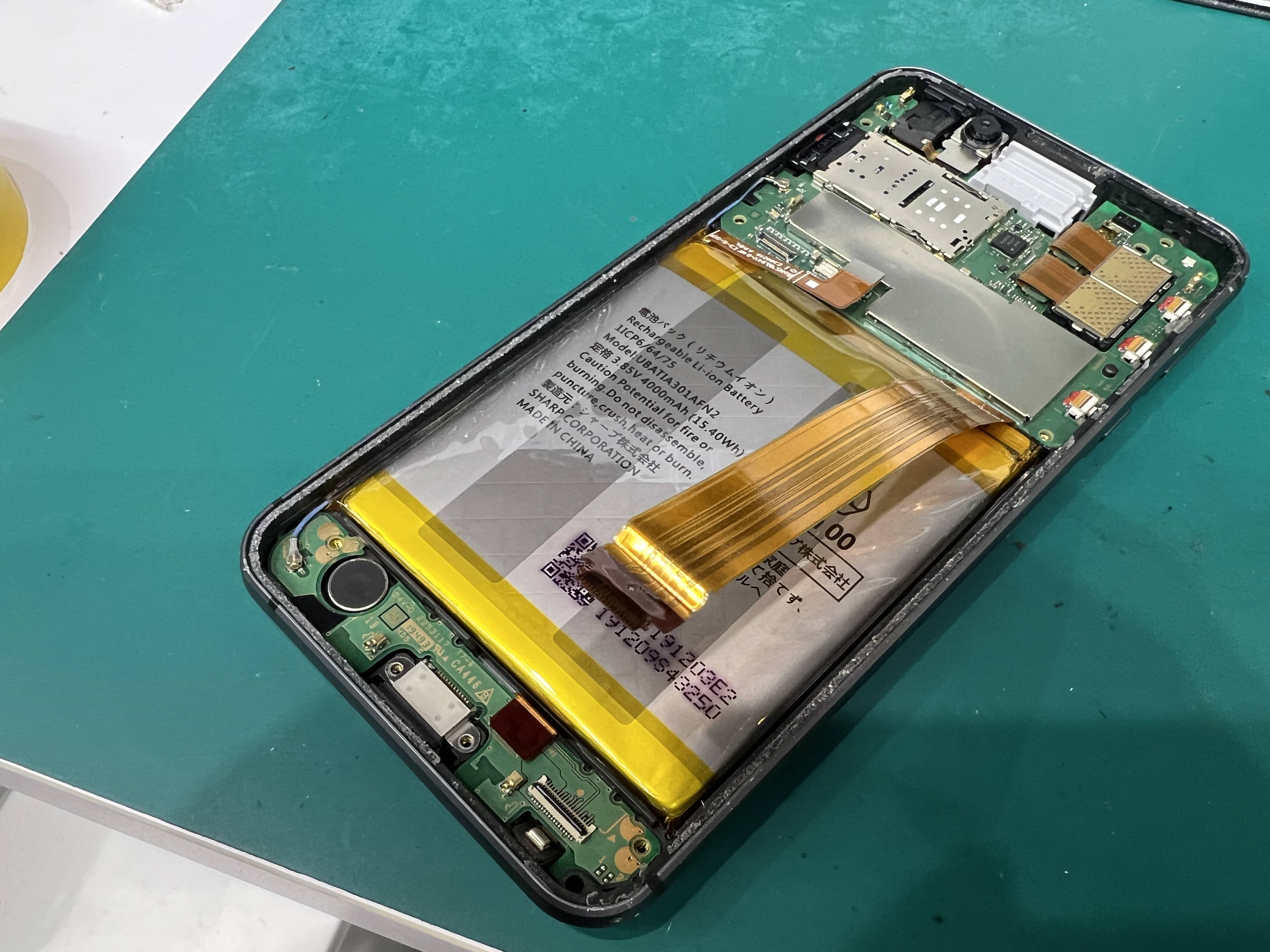 AQUOS Sense3 バッテリー膨張による修理事例