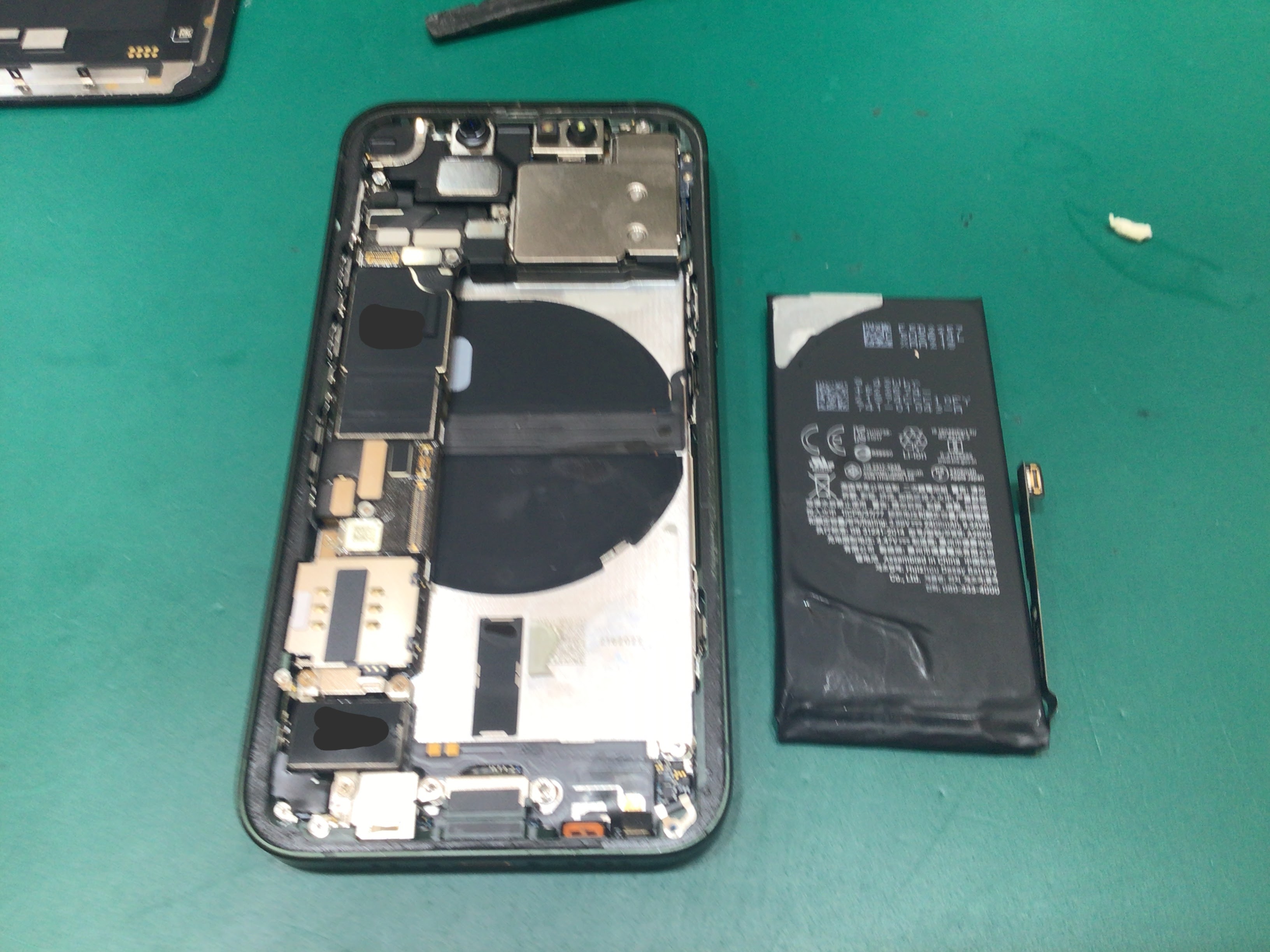 【スマホ修理工房イーアス高尾】iPhone13mini　のバッテリー交換（データそのまま！）を最短60分で改善