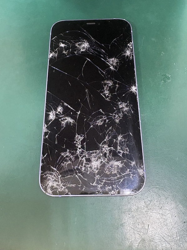 iPhone12 階段の一番上から落として画面ボロボロで液晶映らない！？