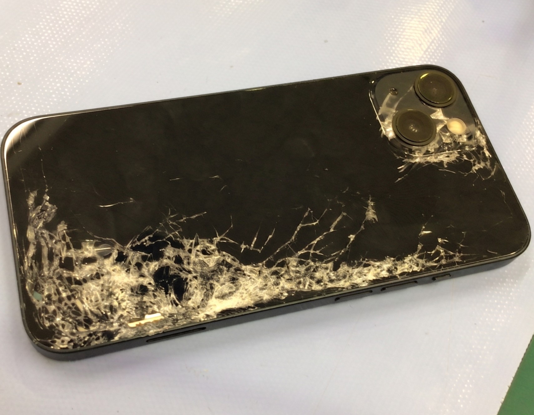 【危険】スマホの背面ガラス割れ、放置していませんか？そのまま使い続ける3つの重大リスク