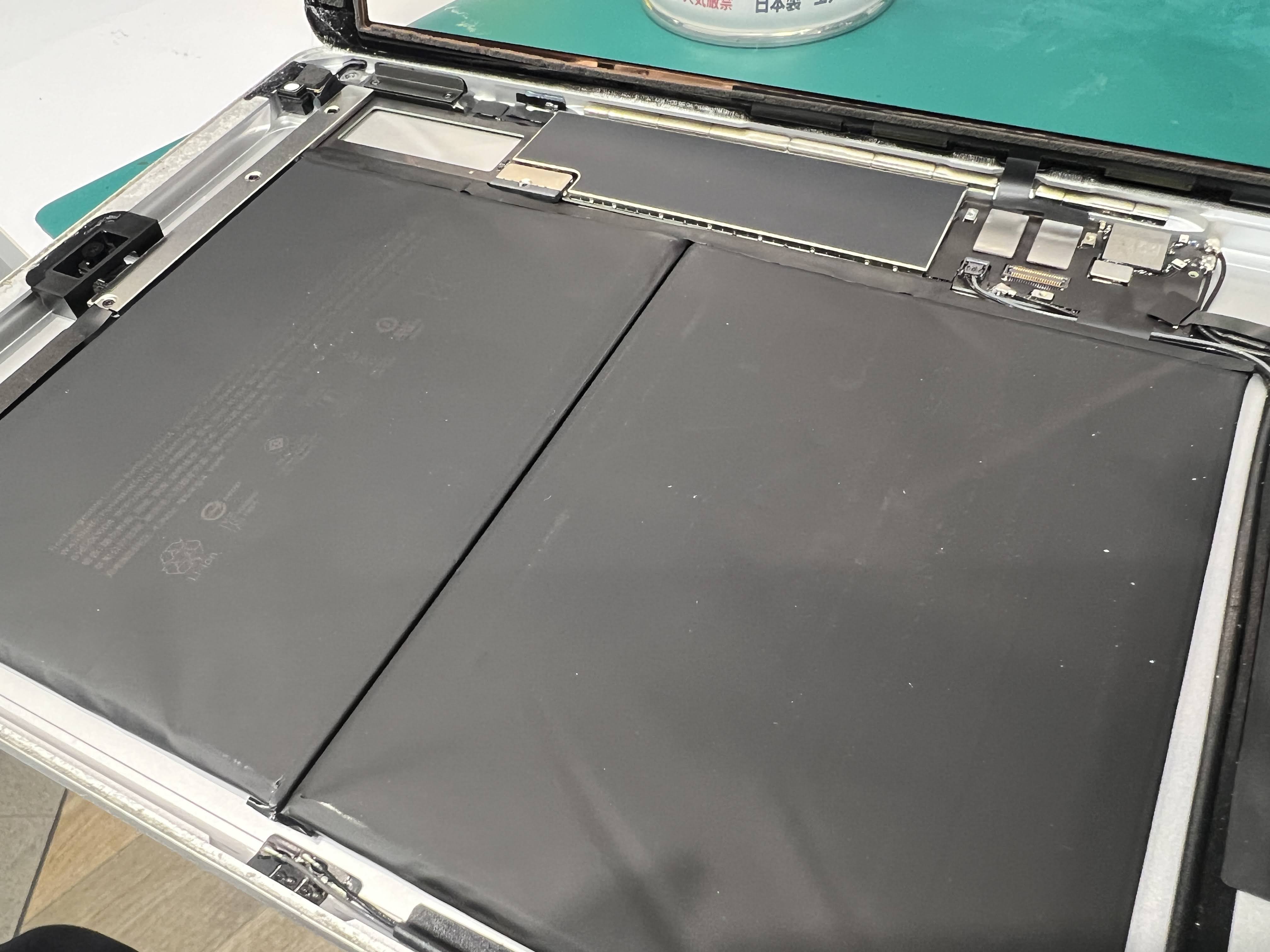 iPad9 バッテリー膨張修理｜液晶に圧迫痕が出た端末のバッテリー交換