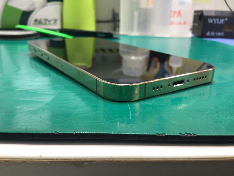 うっかり落下で画面がバキバキに…！iPhone13の即日修理レポート【スマホ修理工房海老名ビナウォーク店】
