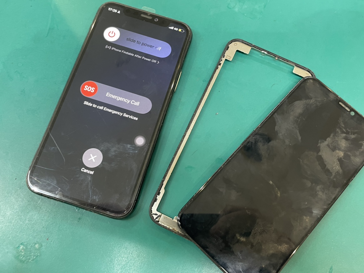 iPhone11ProMAXの画面右端に緑の線！画面剥離と水没反応ありの端末を横浜関内で即日修理