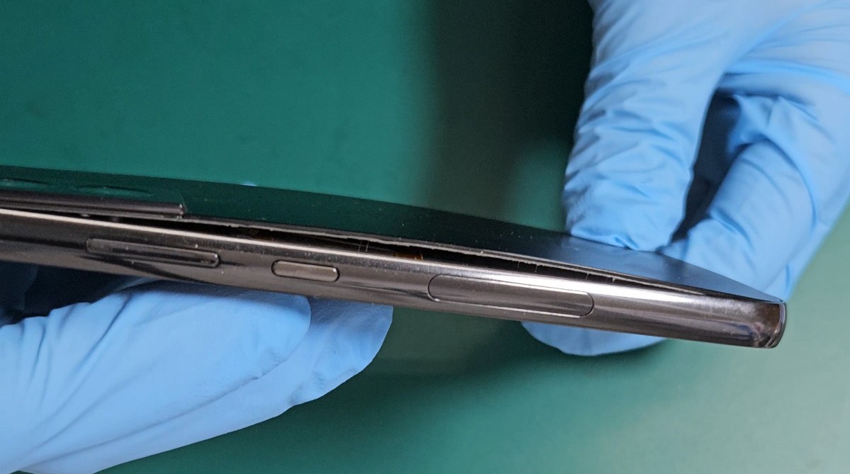 Galaxy S22バッテリー膨張 膨張写真