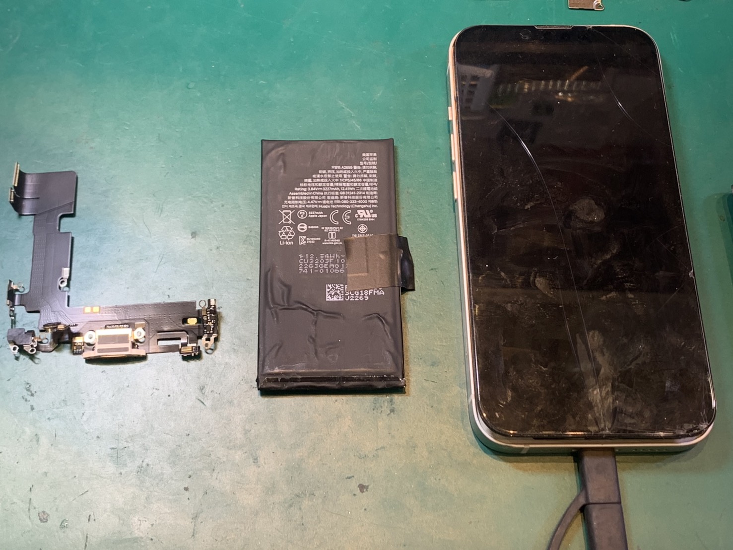 iPhone13（アイフォーン）充電不良による充電口と劣化によるバッテリー交換【登戸・向ケ丘遊園店】