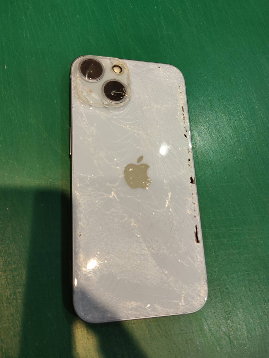 【iPhone12】裏面のパネルがバキバキに割れてしまった…交換で復旧します！ ‐スマホ修理工房浦和パルコ店‐