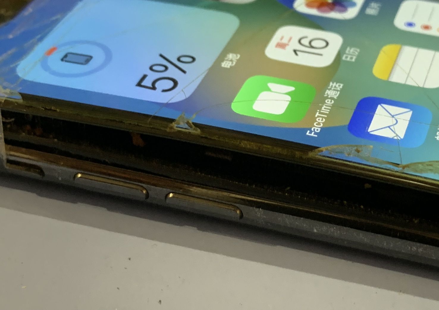 iPhoneXバッテリー膨張/草加市からご来店【スマホ修理工房フレスポ八潮店】