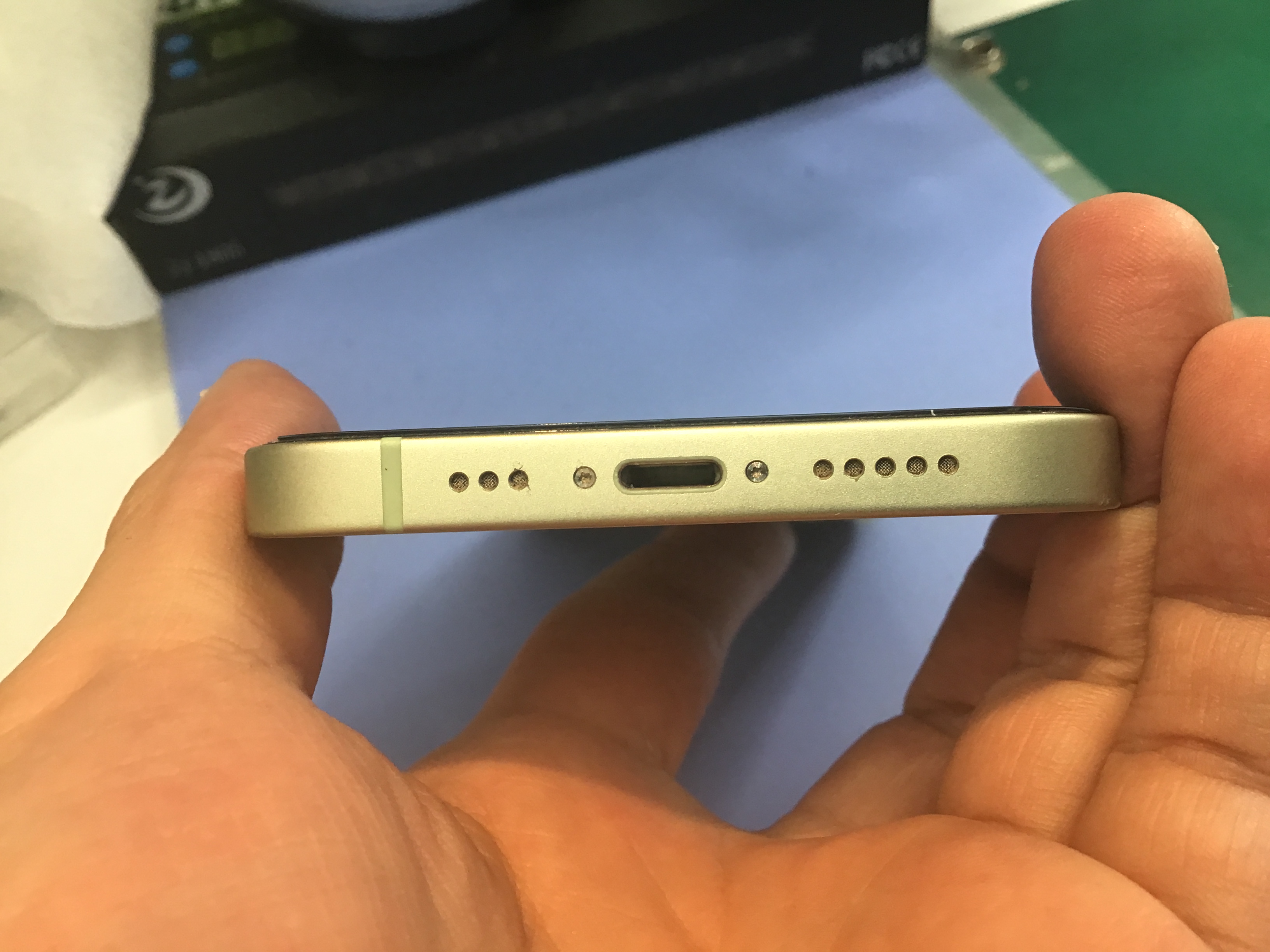 充電ケーブルを挿しても反応しない！？そんな時はスマホ修理工房京王聖蹟桜ヶ丘ショッピングセンターB館店へ！