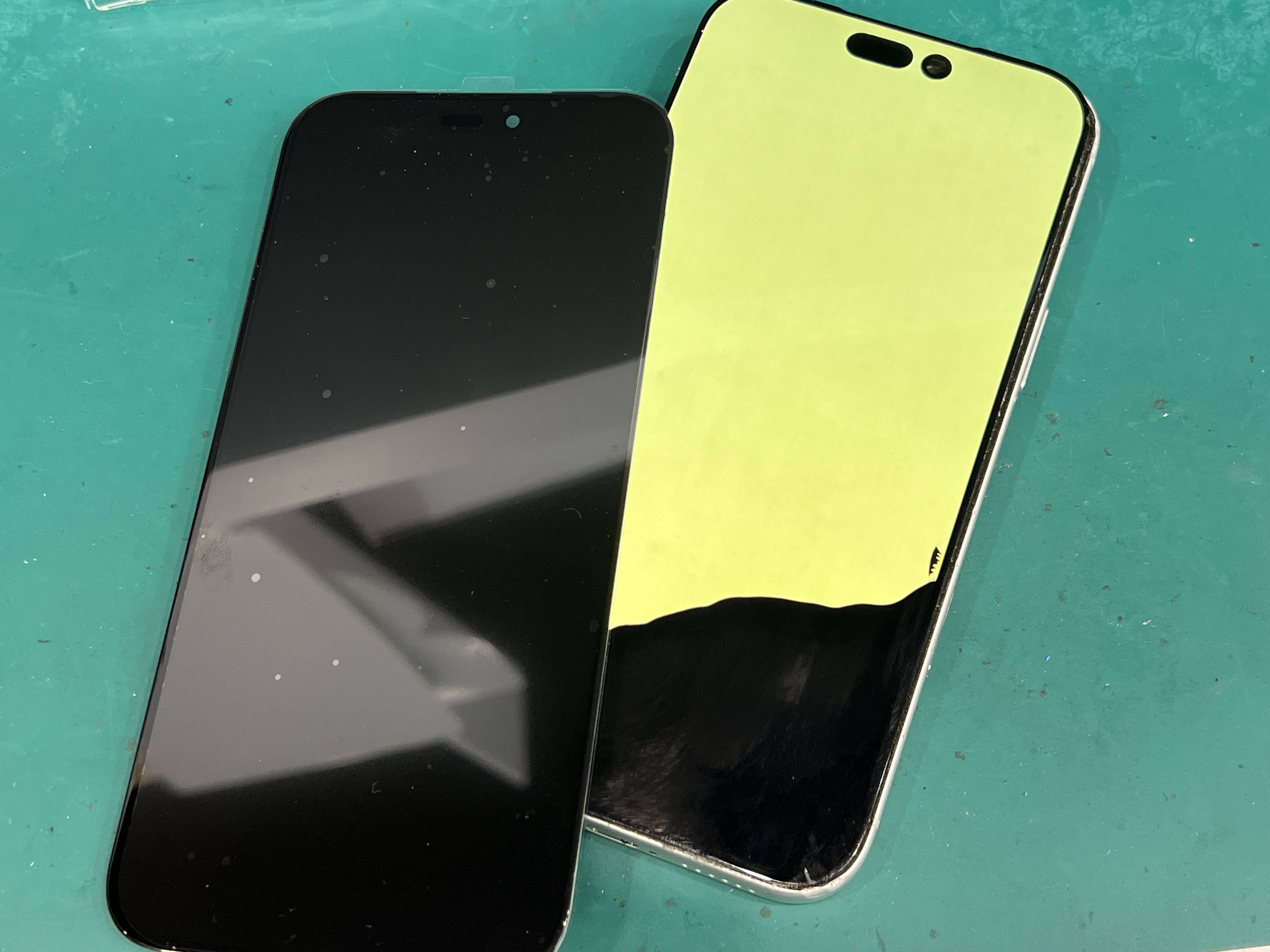iPhone17 ProMax（アイフォン）画面交換修理！半分真っ暗な状態も60分で復旧