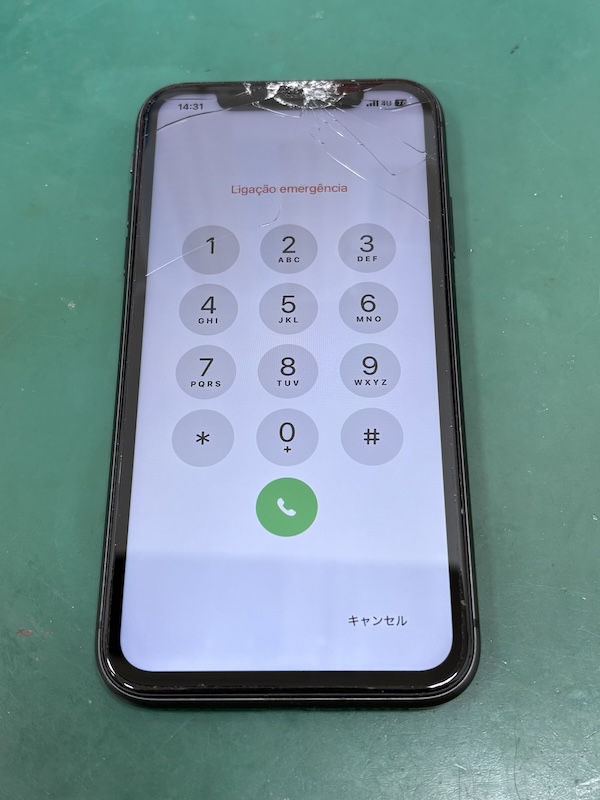 iPhone11　石段に落として、電話すると耳には破片が刺さっていたい😖